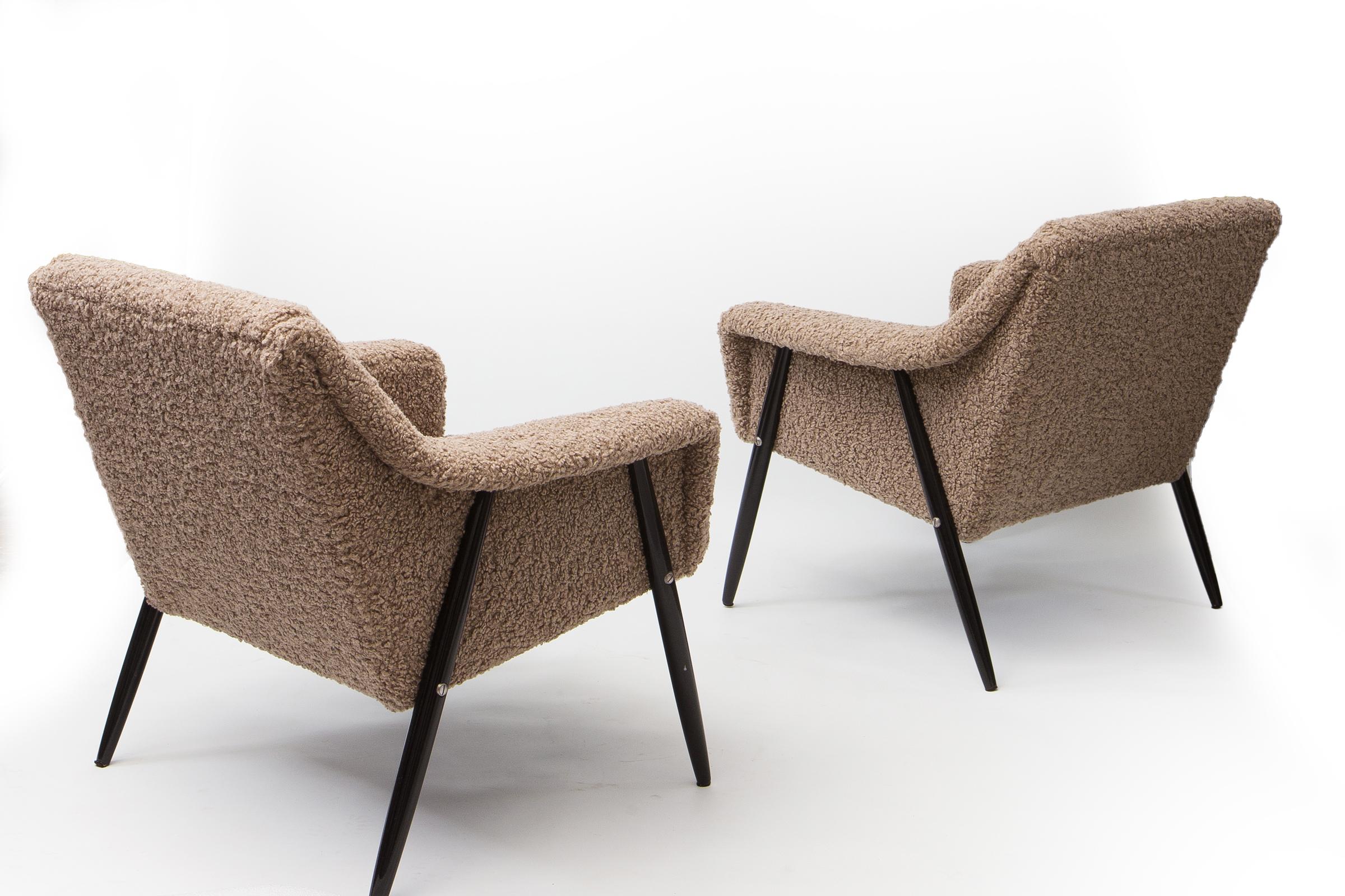 Poltrone Mid-Century completamente restaurate: nuova tappezzeria in finta pelle di pecora, gambe rifinite e ridipinte 