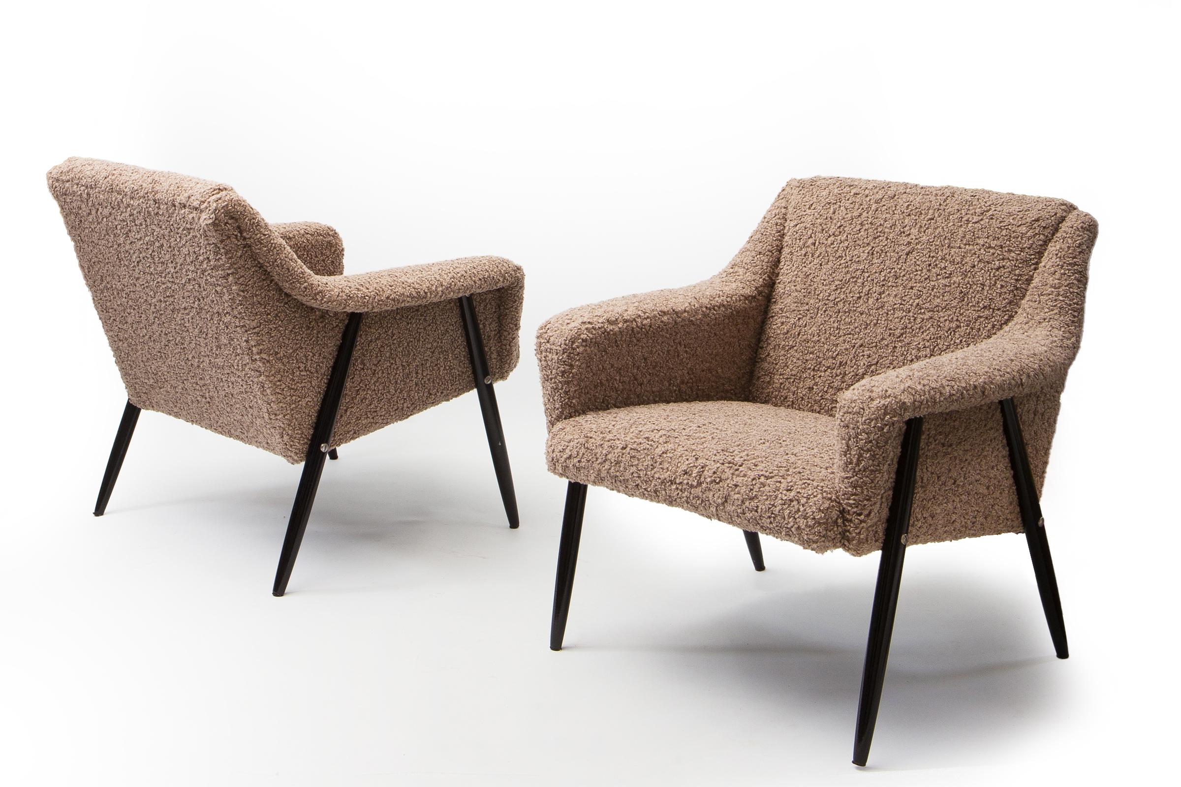 Mid-Century moderno Sedie da salotto di metà secolo in finta pelle di pecora in vendita