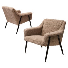 Fauteuils de salon du milieu du siècle en fausse peau de mouton