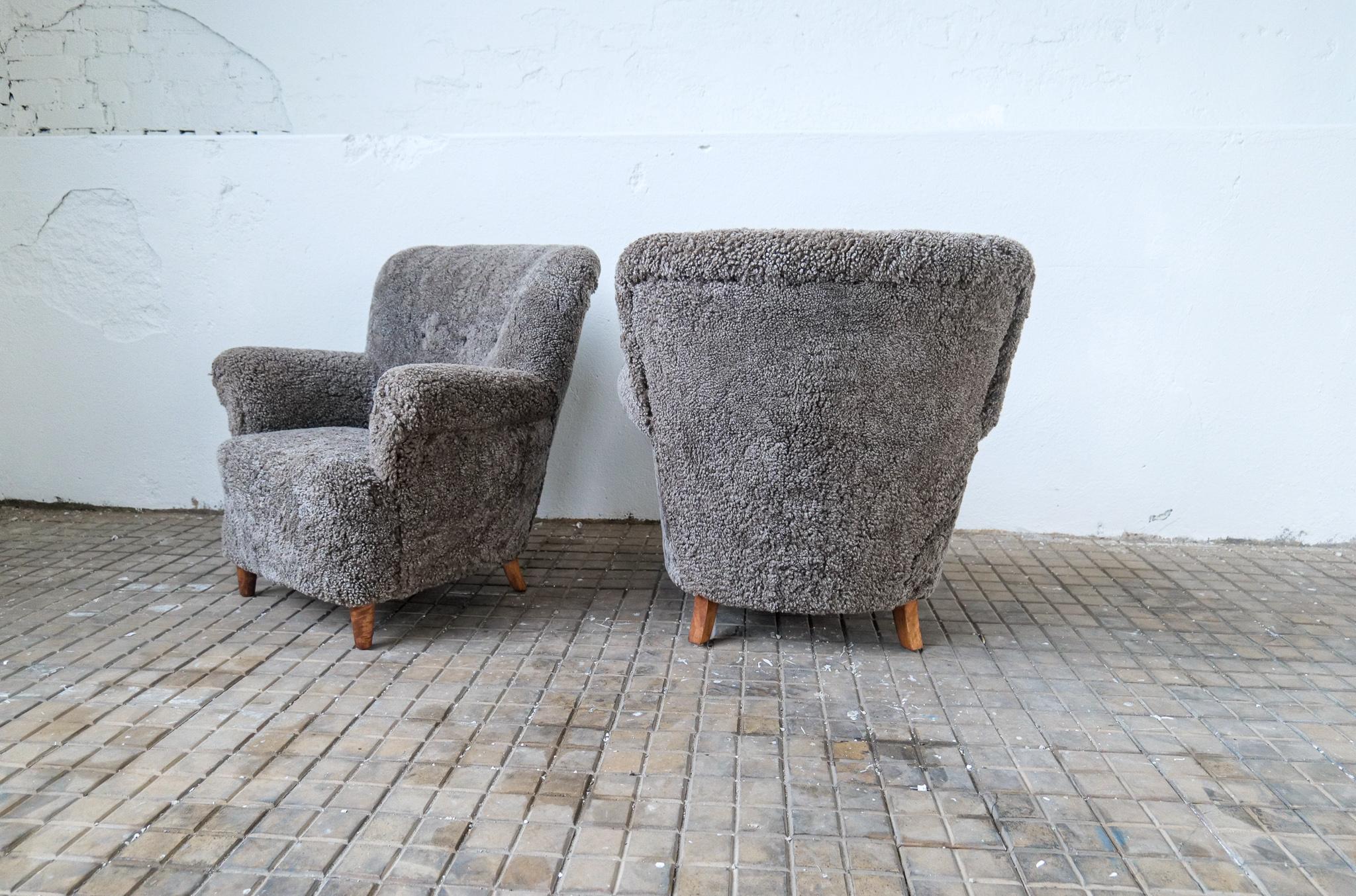 Mid Century Lounge Chairs in Grey/Black Sheepskin Shearling Sweden, 1940s 7