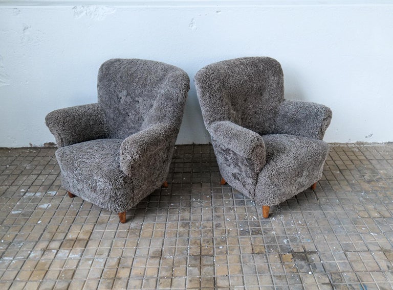 Mid Century Lounge Chairs in Grey/Black Sheepskin Shearling Sweden, 1940s 3