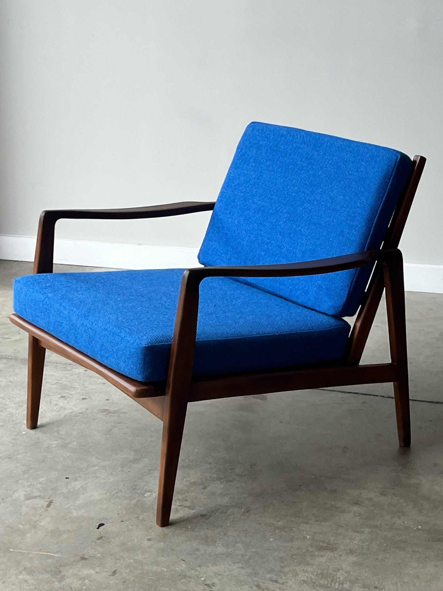 Mid-20th Century Mid-Century Lounge Chairs in Vibrant Blue - a Pair