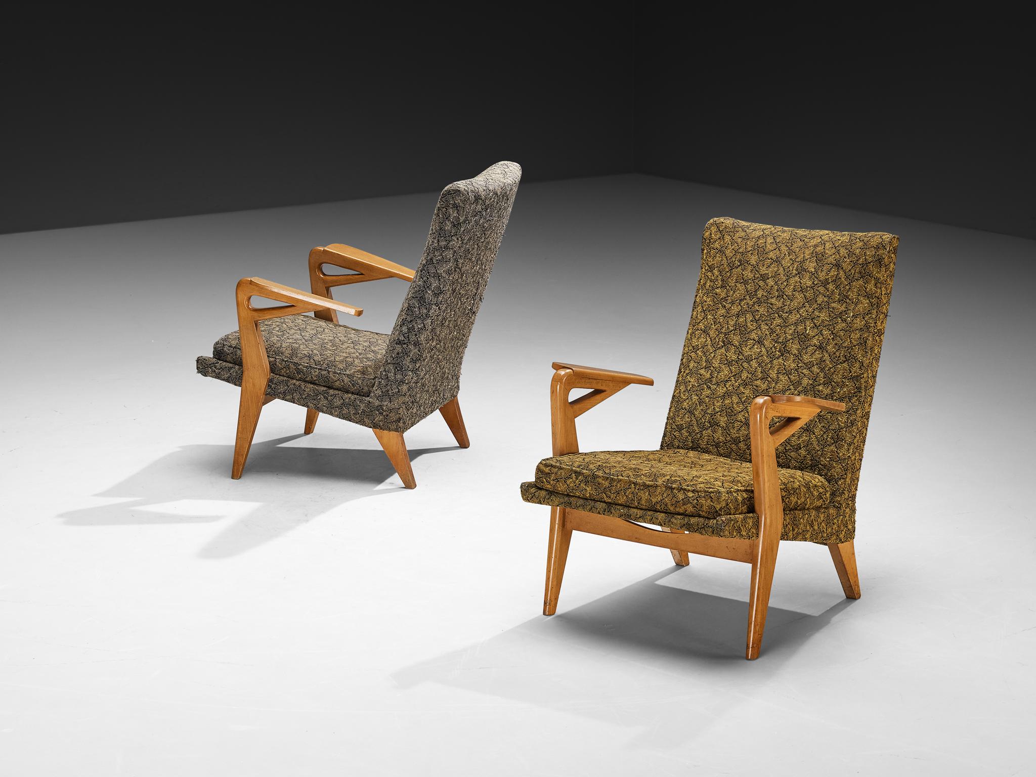 Sillas de salón, haya, tela, Europa, años 50

Estas elegantes tumbonas, fabricadas en Europa en la década de 1950, encarnan el equilibrio perfecto entre el diseño escultural y la comodidad cotidiana. Sus marcos de madera resaltan los cálidos tonos