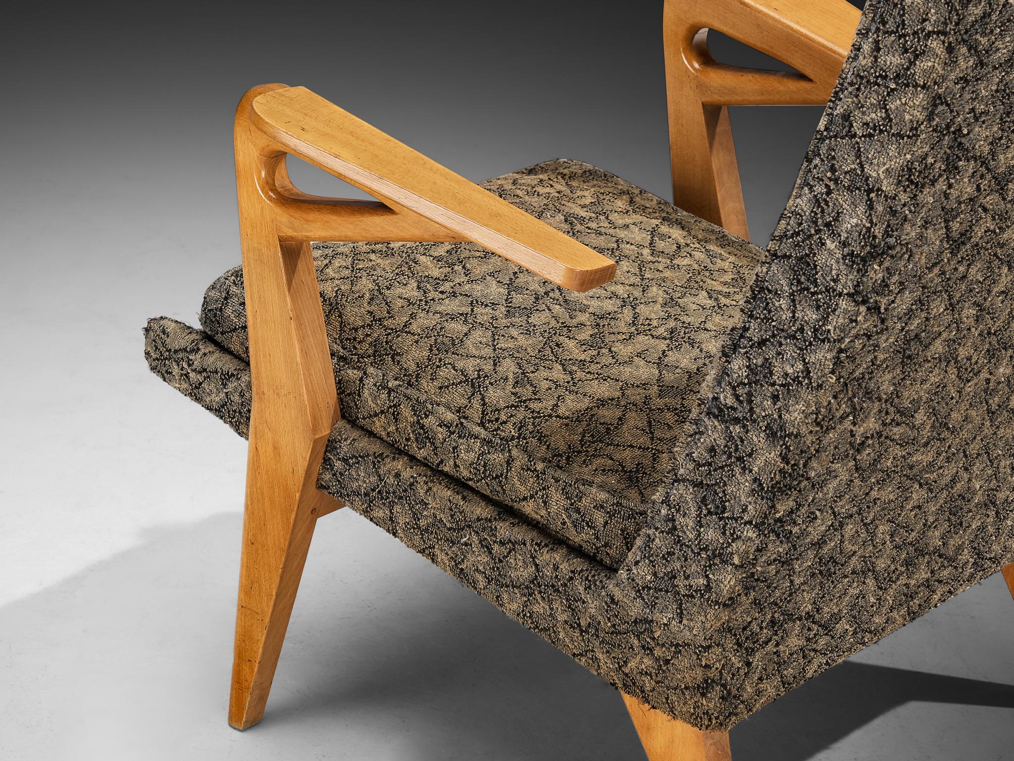 Sillas de salón de mediados de siglo con marcos de madera escultóricos en venta 1