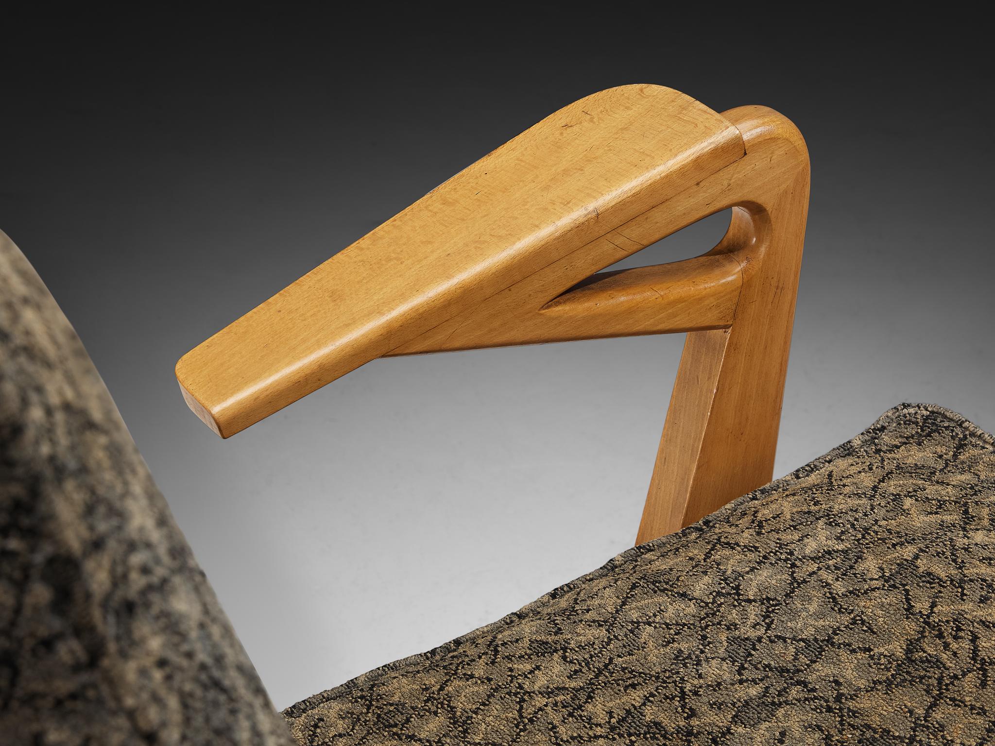Sillas de salón de mediados de siglo con marcos de madera escultóricos en venta 2