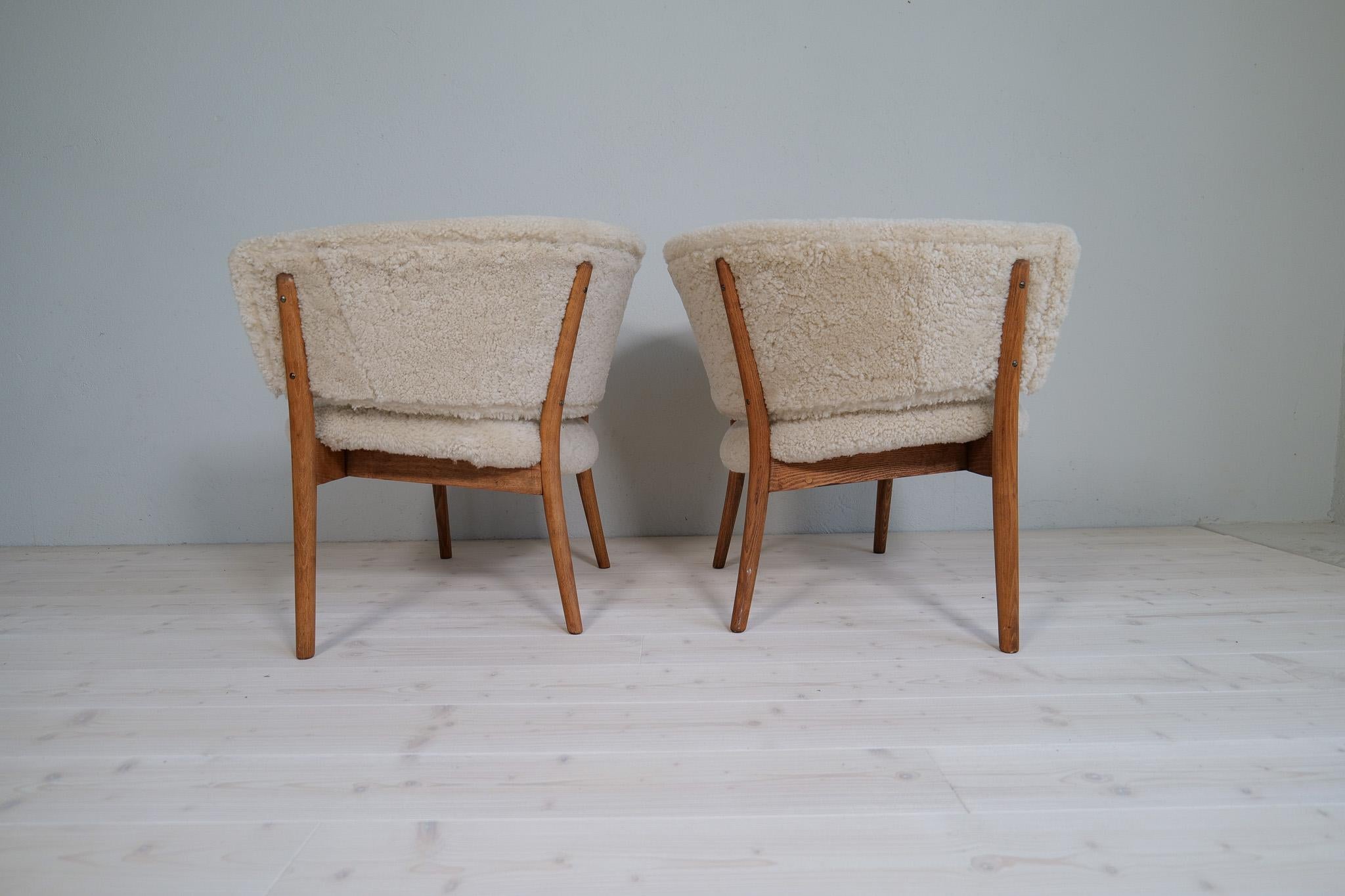Mid-Century Lounge Charis in Sheepskin/Shearling and Stained Wood, Sweden, 1962 For Sale 3