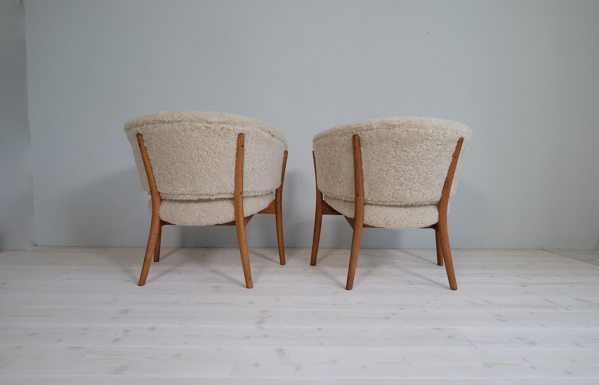 Mid-Century Lounge Charis in Sheepskin/Shearling and Stained Wood, Sweden, 1962 For Sale 4