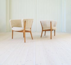 Chaises longues du milieu du siècle en peau de mouton/soie de mouton et bois teinté, Suède, 1962