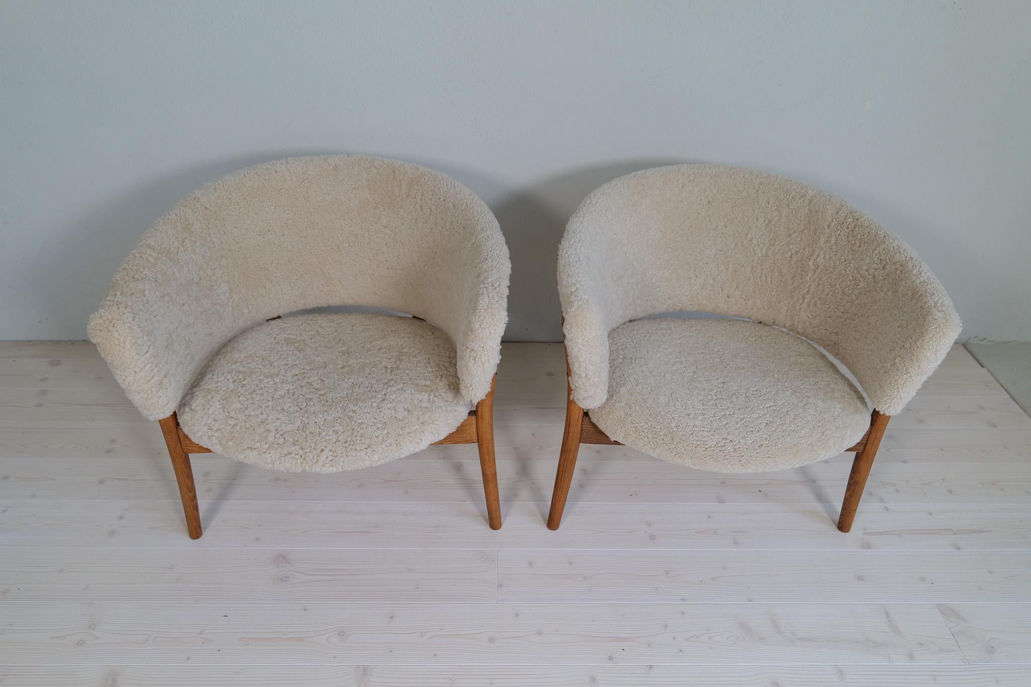 Mid-Century Lounge Charis in Sheepskin/Shearling and Stained Wood, Sweden, 1962 In Good Condition For Sale In Hillringsberg, SE