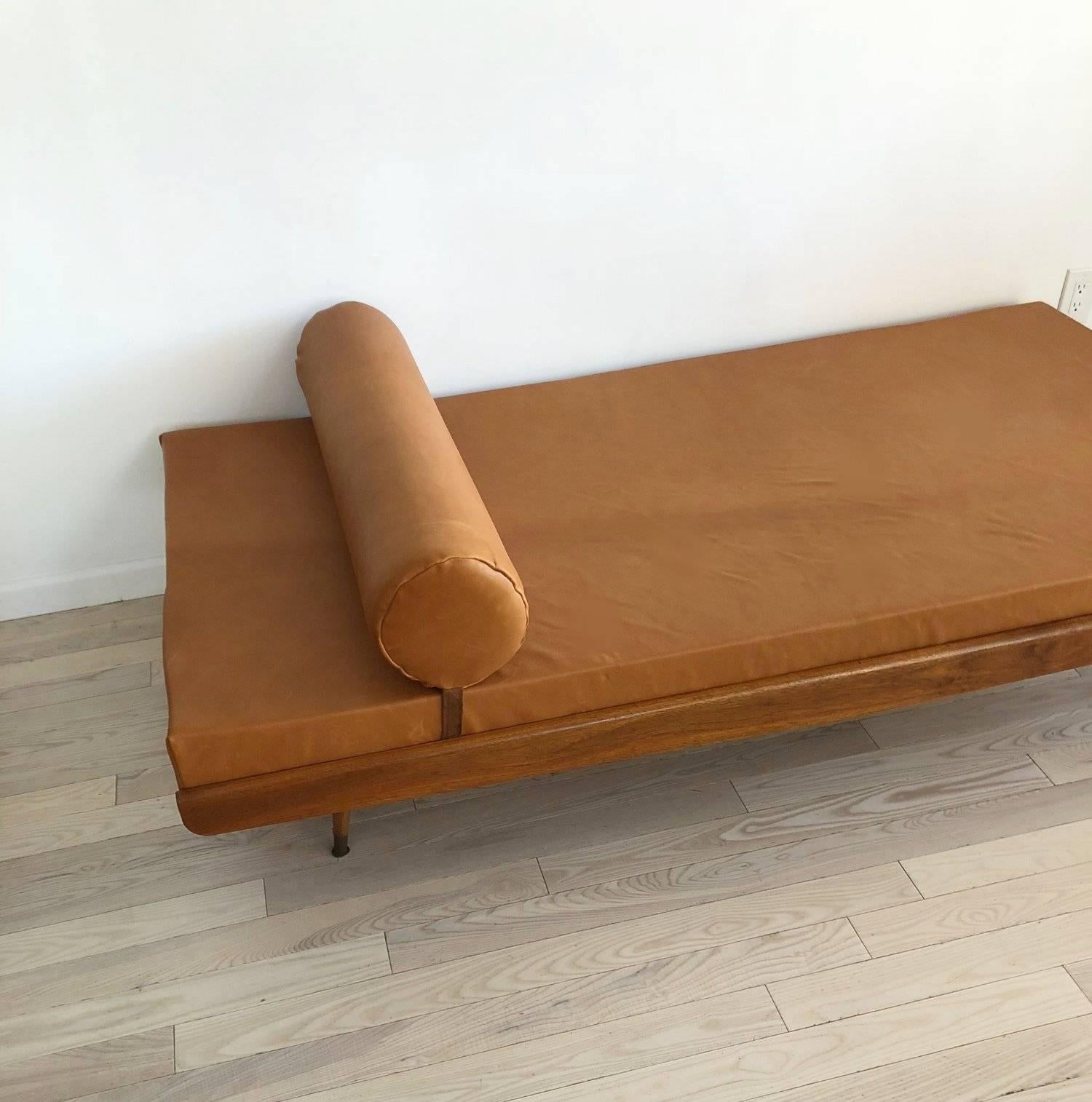 Mid-Century Lounge Daybed in Caramel Genuine Leather Upholstery In Excellent Condition In Brooklyn, NY