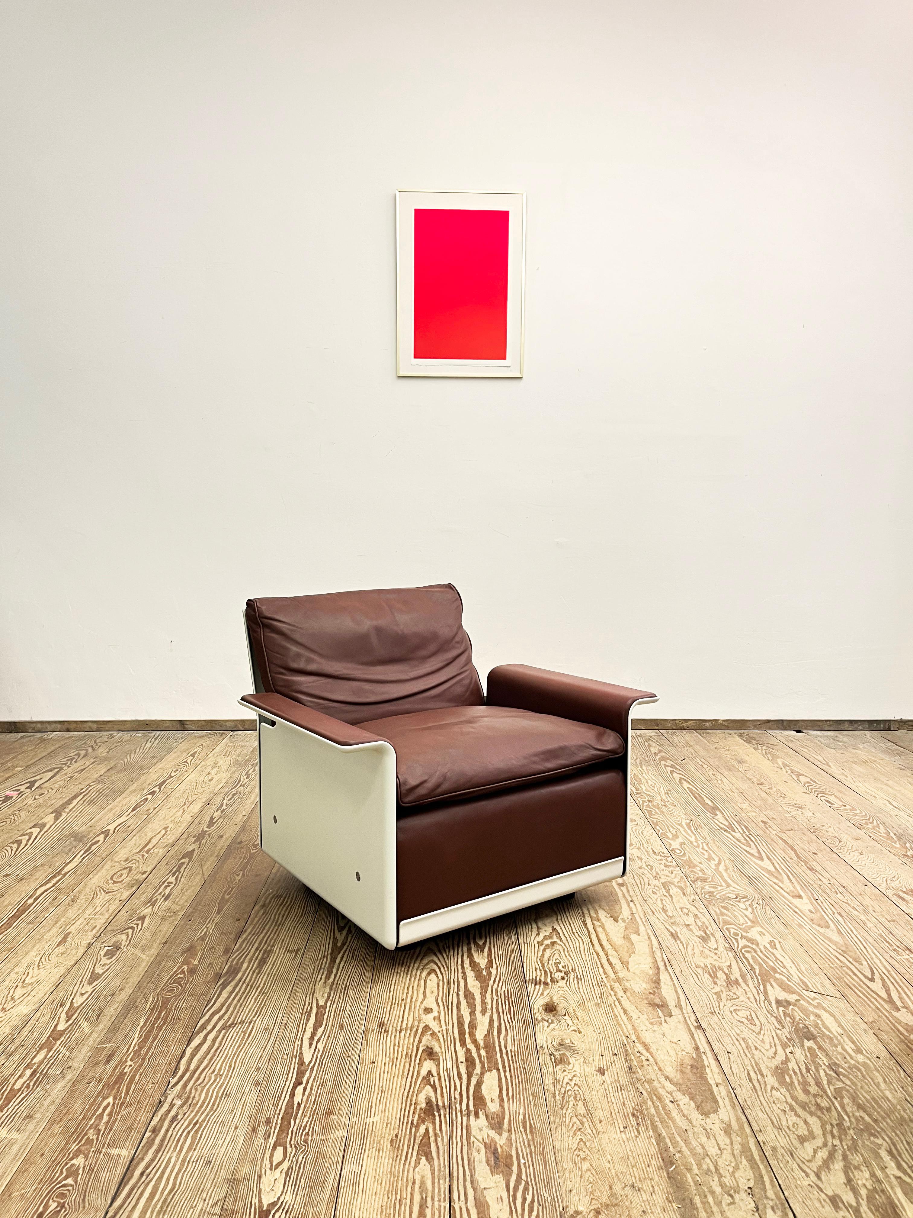 Dimensions ca. 88 x 78 x 65 x 43 cm (WxDxHxSH)

This shapely and comfortable lounge easy chair was designed by German Designer Dieter Rams for Vitsoe in the 1960s in Germany. The 620 series is a system of furniture parts that can be used to create