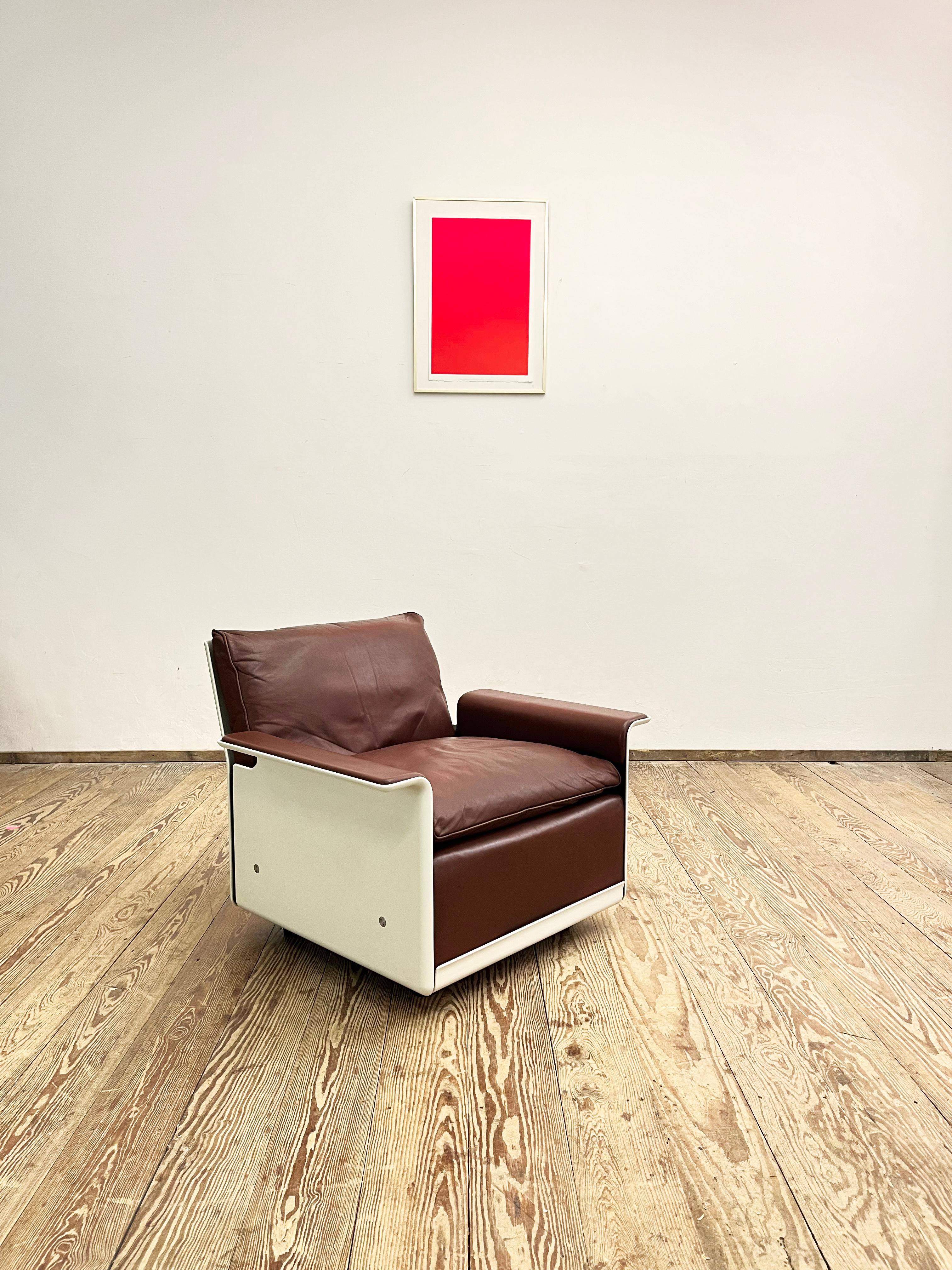 Dimensions ca. 88 x 78 x 65 x 43 cm (WxDxHxSH)

This shapely and comfortable lounge easy chair was designed by German Designer Dieter Rams for Vitsoe in the 1960s in Germany. The 620 series is a system of furniture parts that can be used to create