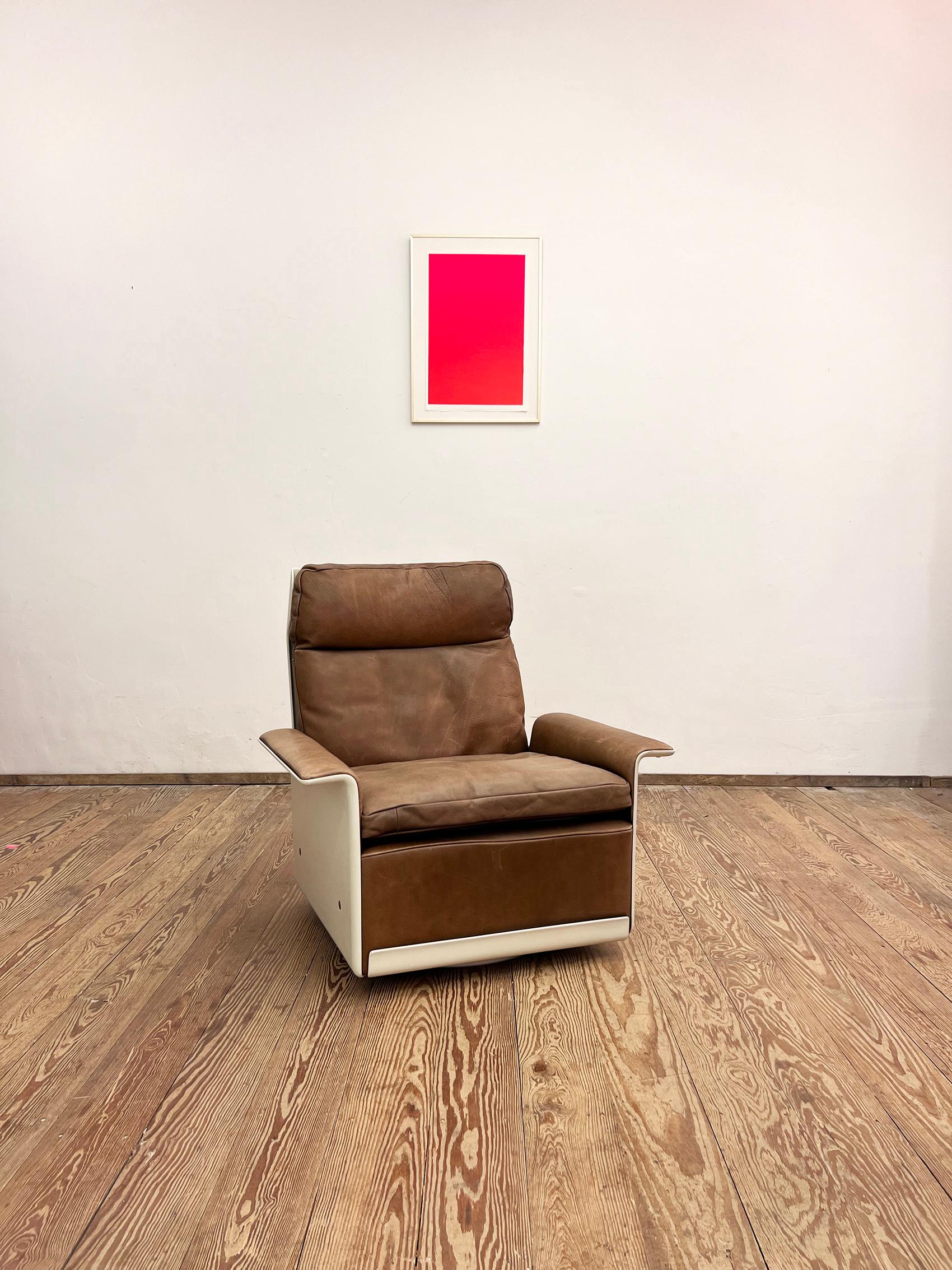 Dimensions ca. 88 x 78 x 88 x 43 cm (WxDxHxSH)

This shapely and comfortable lounge easy chair was designed by German Designer Dieter Rams for Vitsoe in the 1960s in Germany. The 620 series is a system of furniture parts that can be used to create