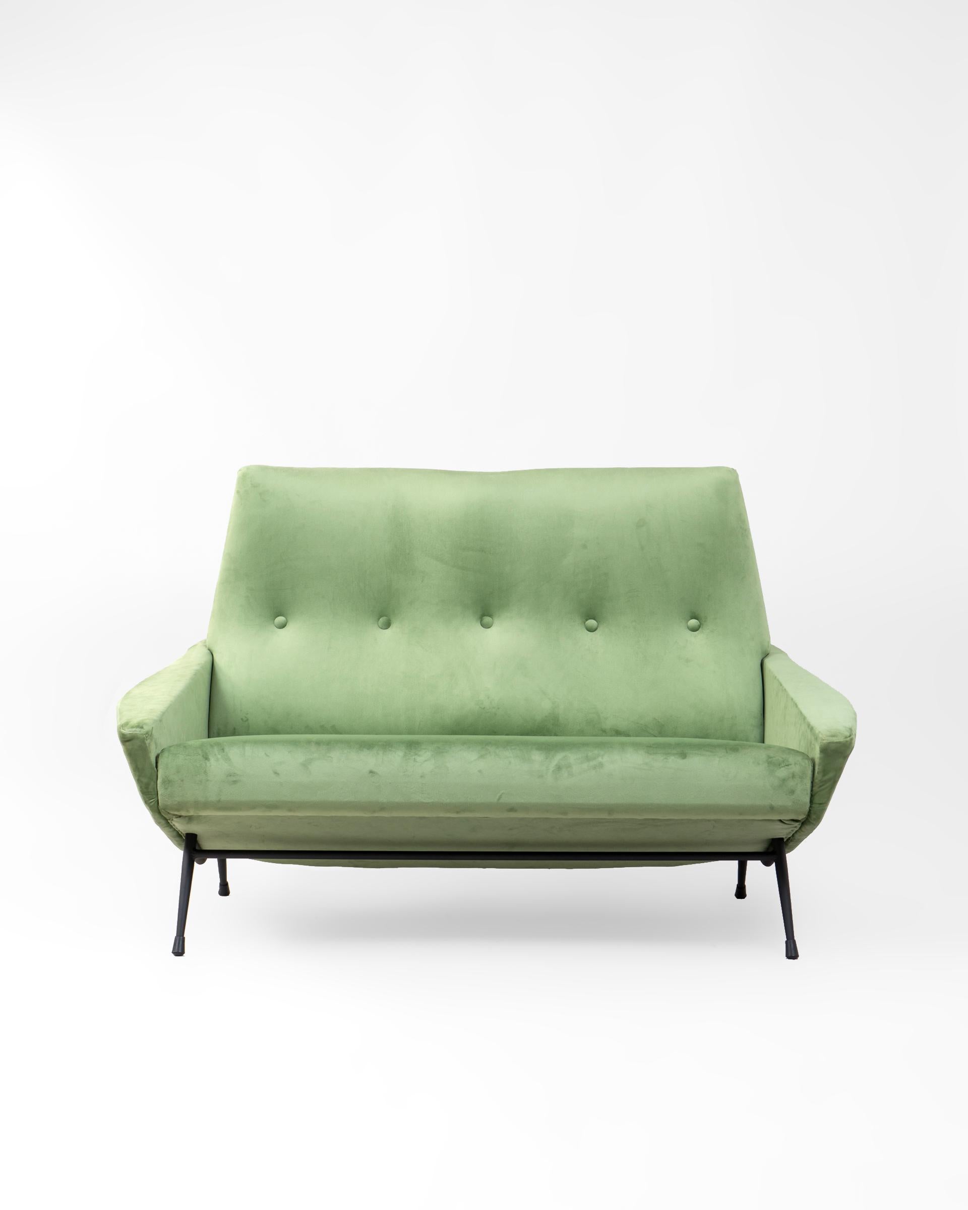 Sofá de dos plazas del diseñador francés Guy Besnard tapizado en terciopelo verde. Pieza original de la década de los 1950’s con un marcado estilo del diseño francés de la época.

Estructura de madera maciza en la que tanto el asiento como el