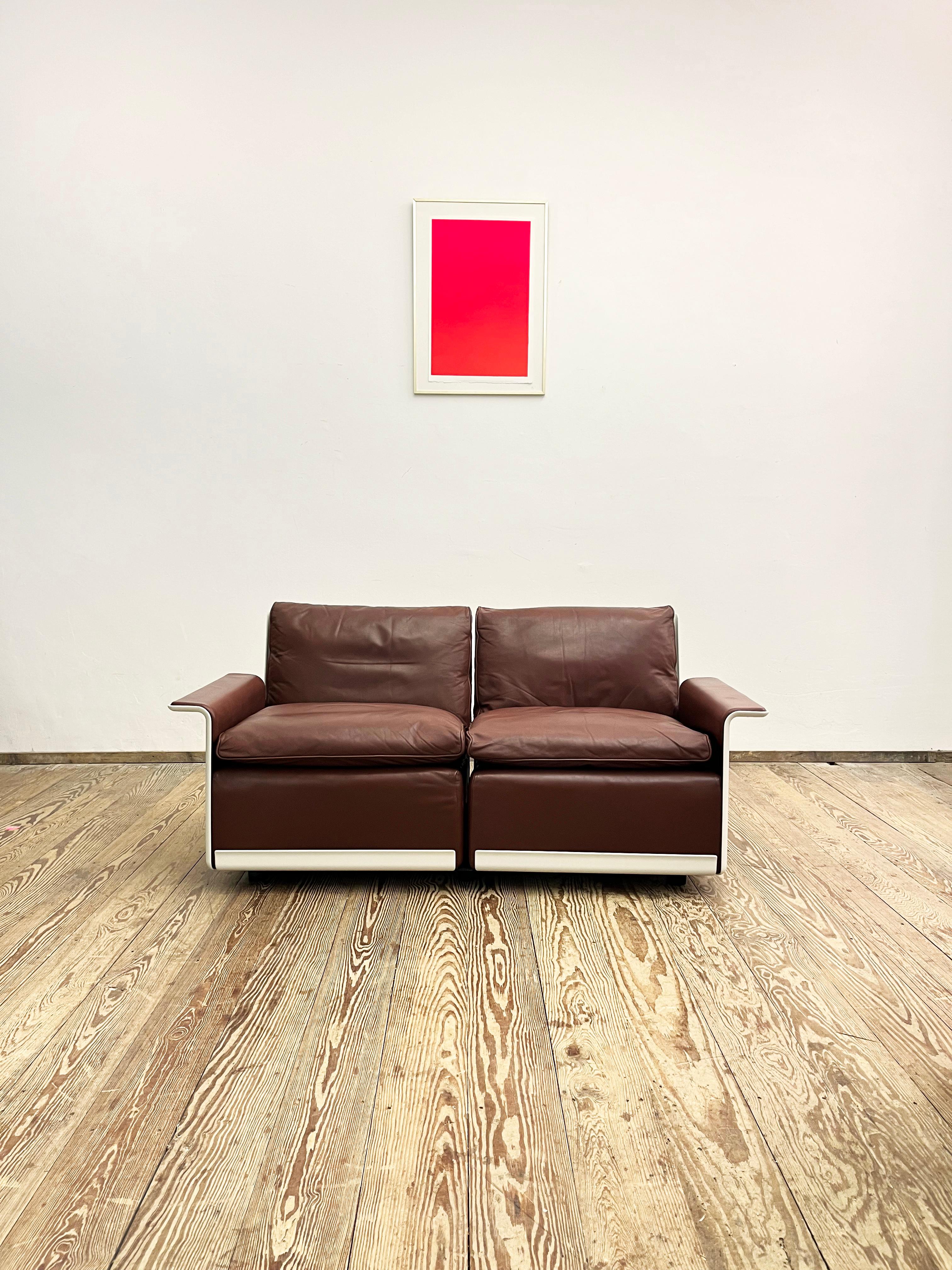 Dimensions ca. 153 x 70 x 65 x 43 cm (WxDxHxSH)

This shapely and comfortable sofa was designed by German Designer Dieter Rams for Vitsoe in the 1960s in Germany. The 620 series is a system of furniture parts that can be used to create sofas and