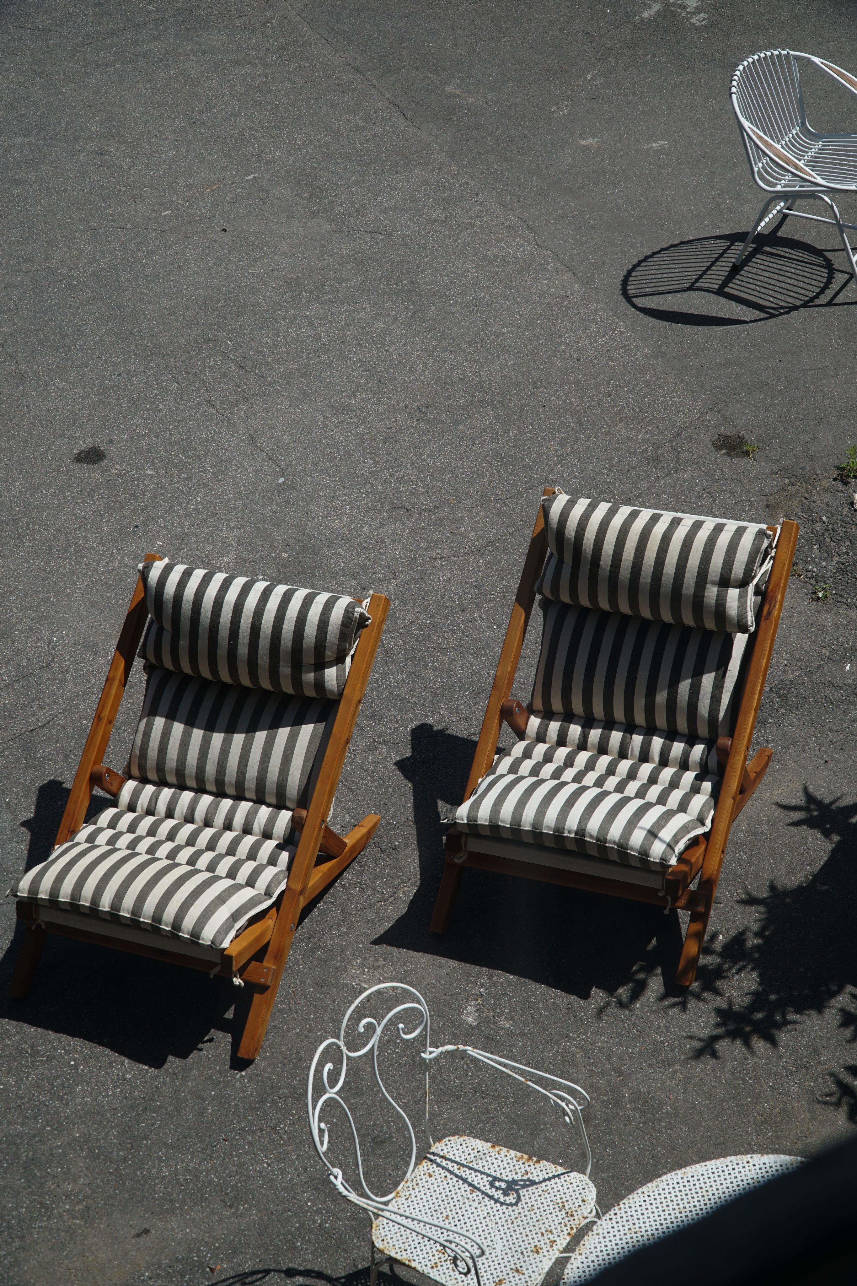 Danish Mid Century Lounge/Sun Chairs in Pine and Striped Cotton Canvas, Denmark, 1970s For Sale