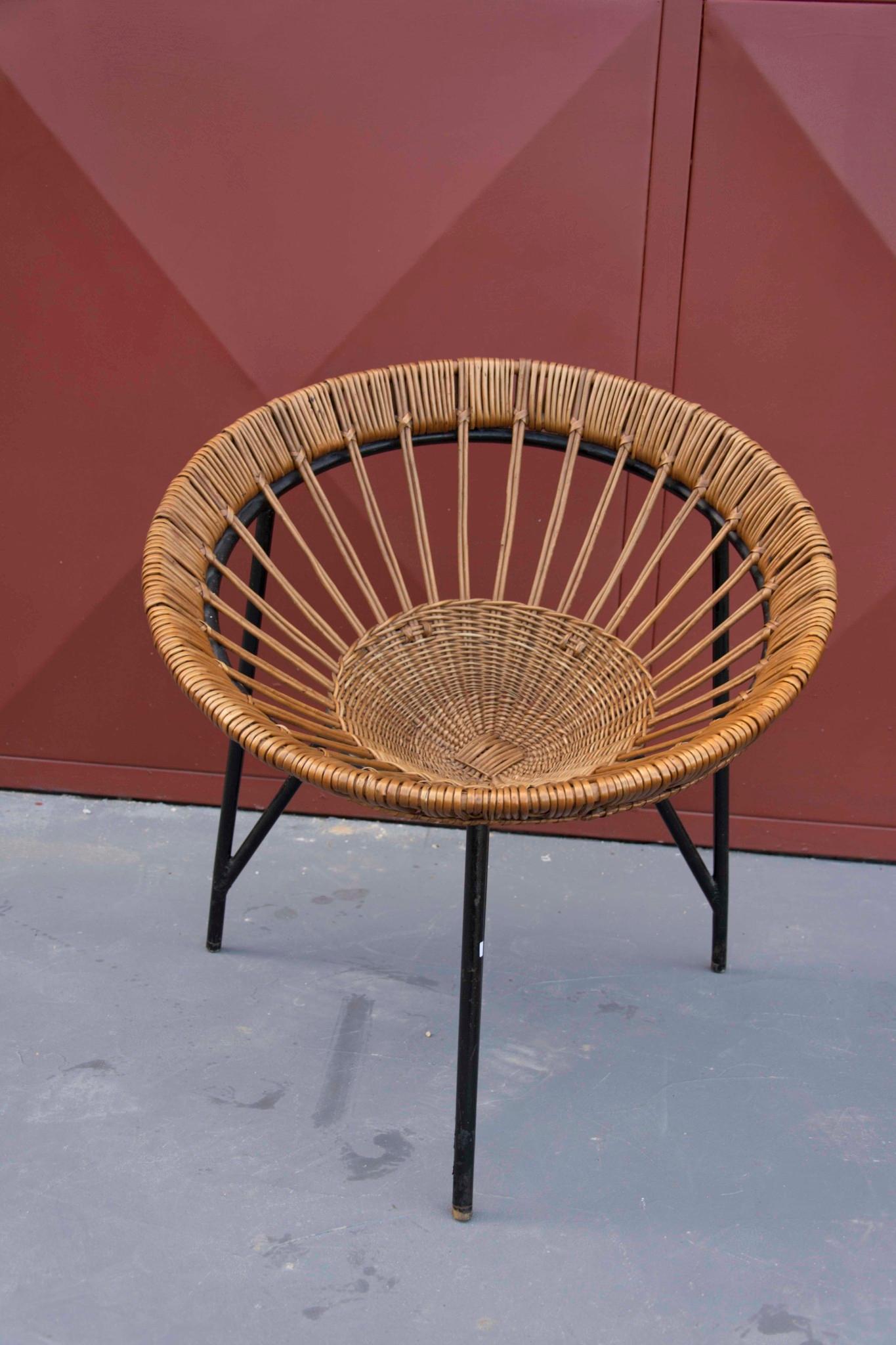 Midcentury Czech easy wicker chair, associated with the famous Expo 58 period in Brussels. It was made at the turn of 1950s and 1960s. It features a high quality wicker seat and a black metal three-legged base
In excellent original condition with