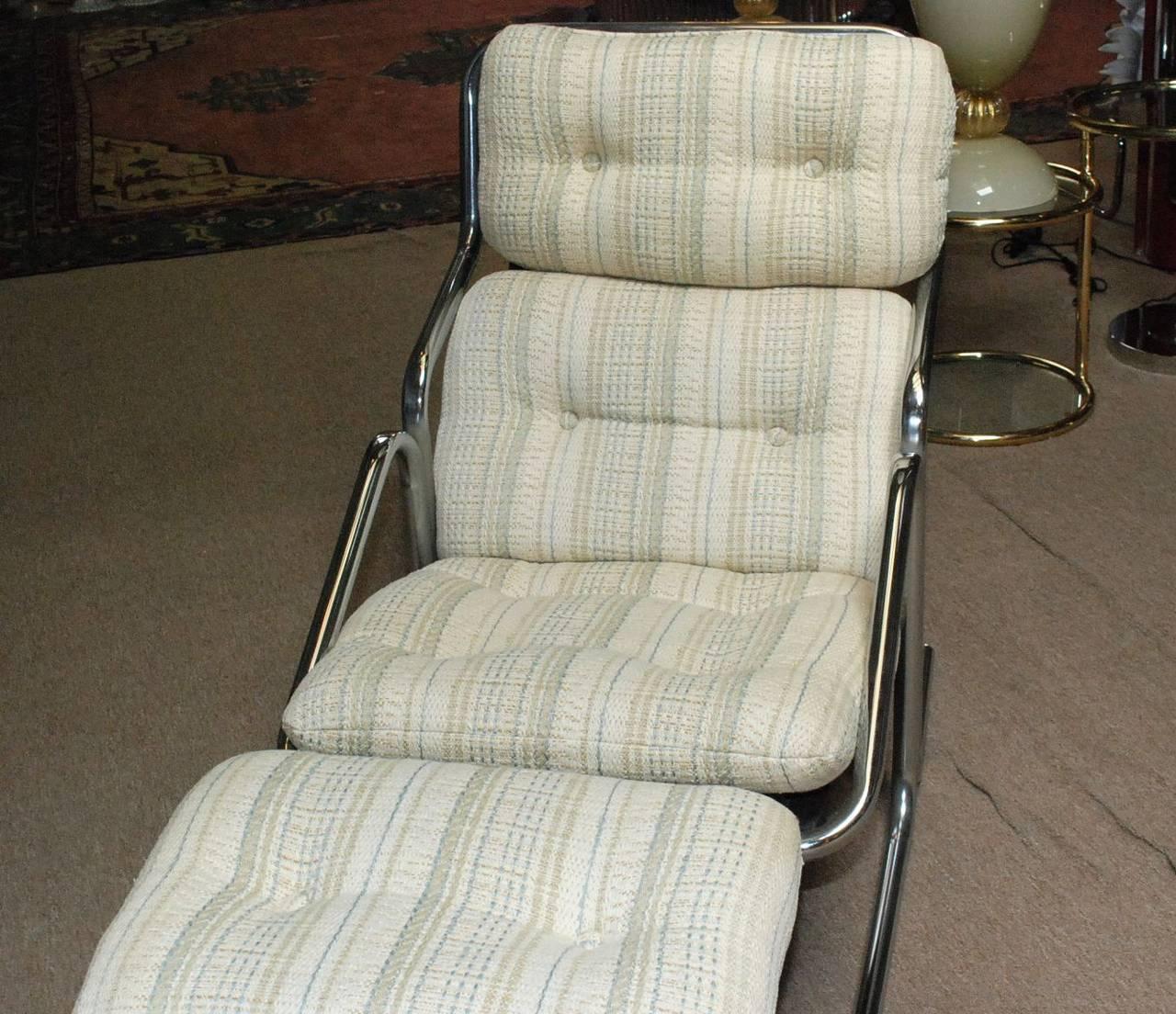 Midcentury chrome lounger with original chenille upholstery. Designed by Jerry Johnson in 1970s, made in USA.
Measures: Length 56