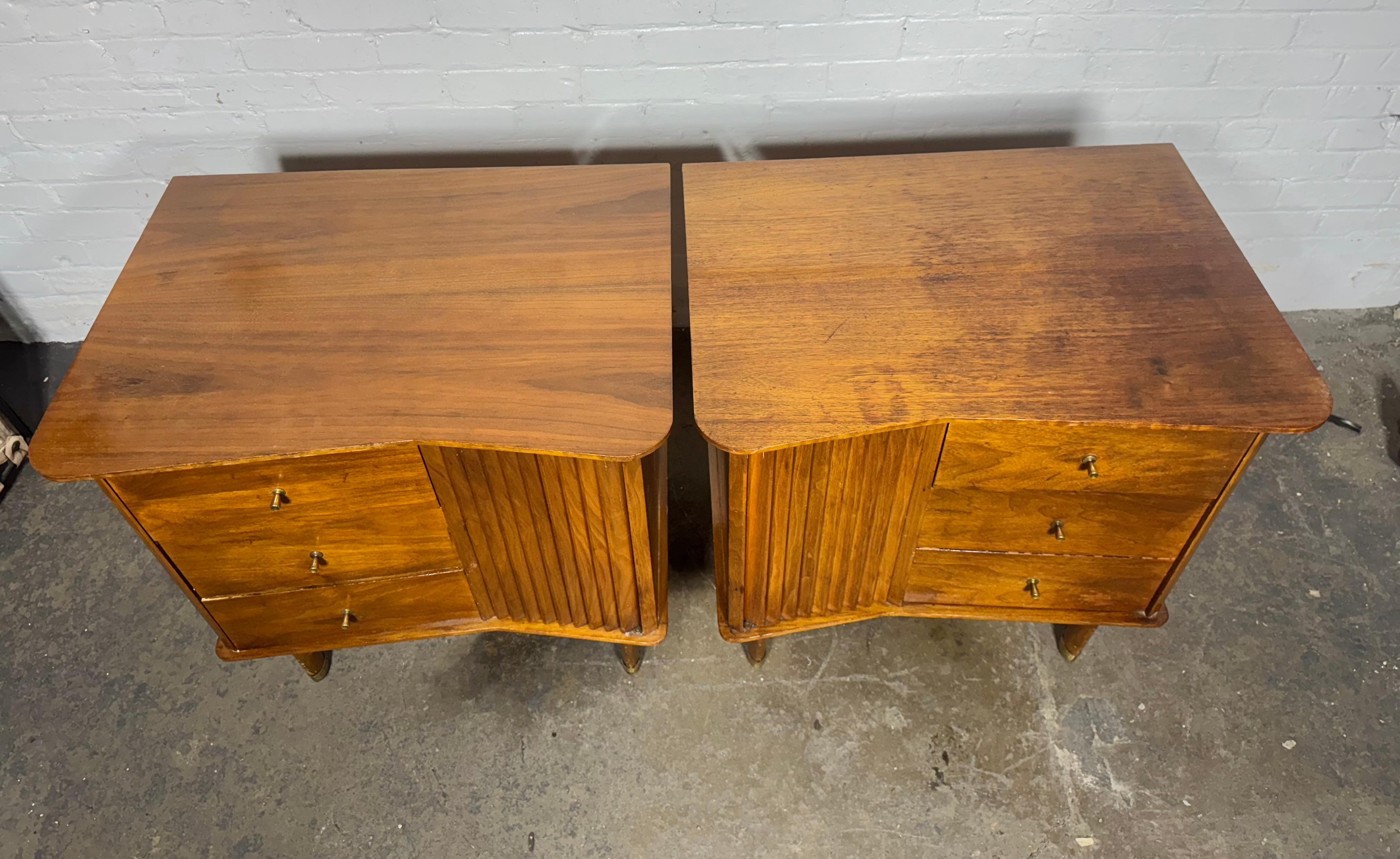 Comodini in legno di noce con cornice a sbalzo di United Furniture in vendita 4