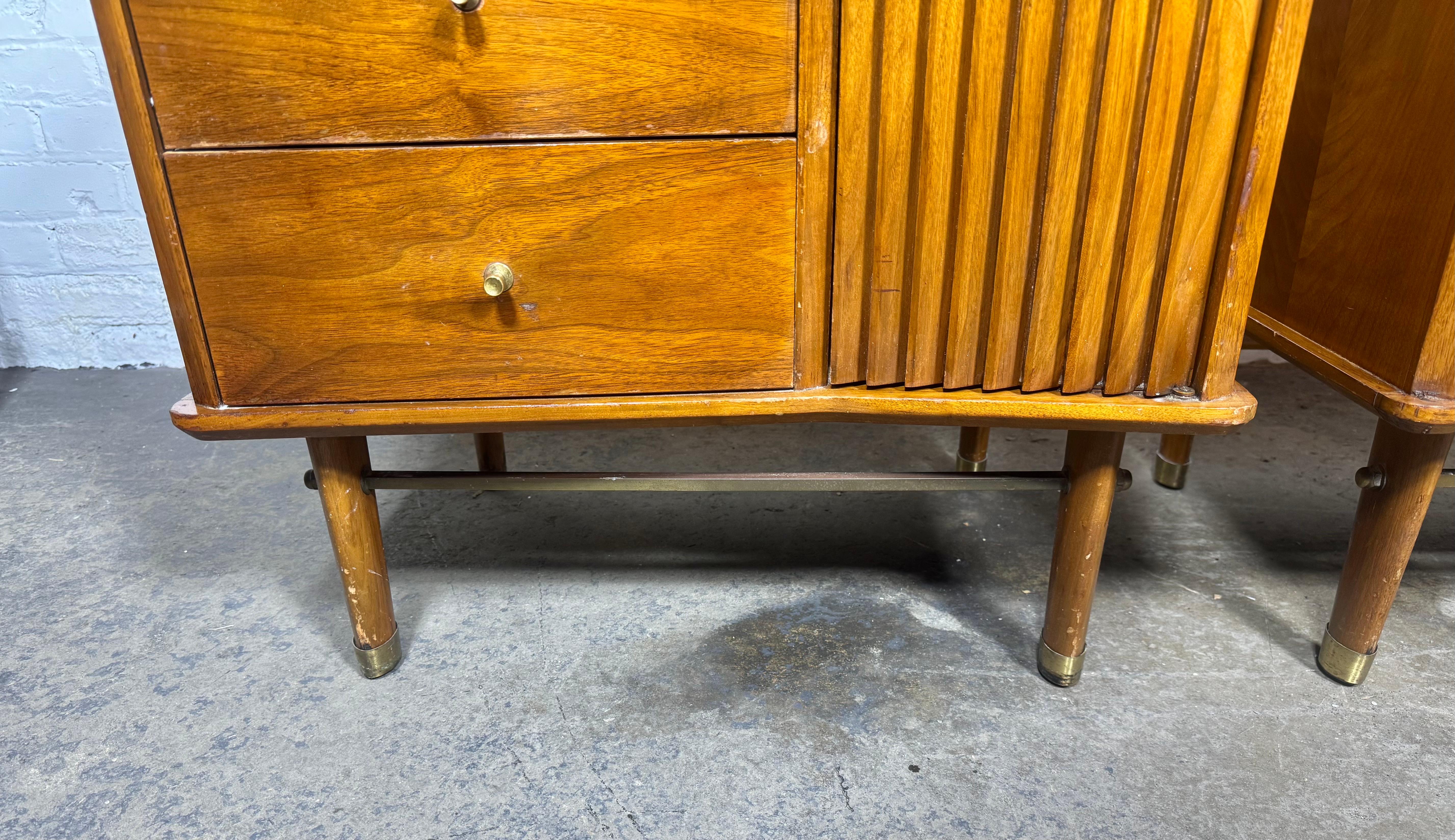 Comodini in legno di noce con cornice a sbalzo di United Furniture in vendita 5