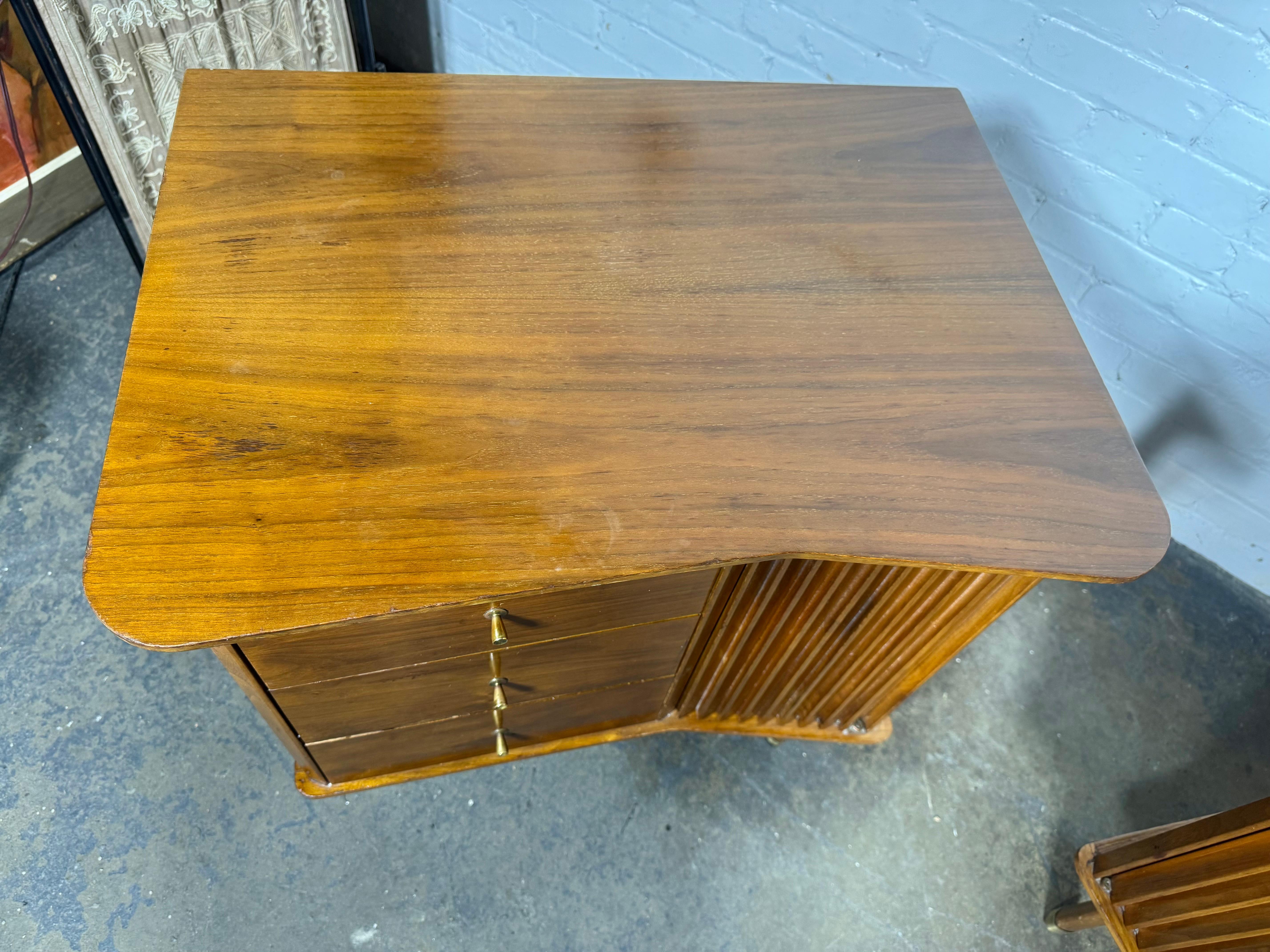 Comodini in legno di noce con cornice a sbalzo di United Furniture in vendita 6
