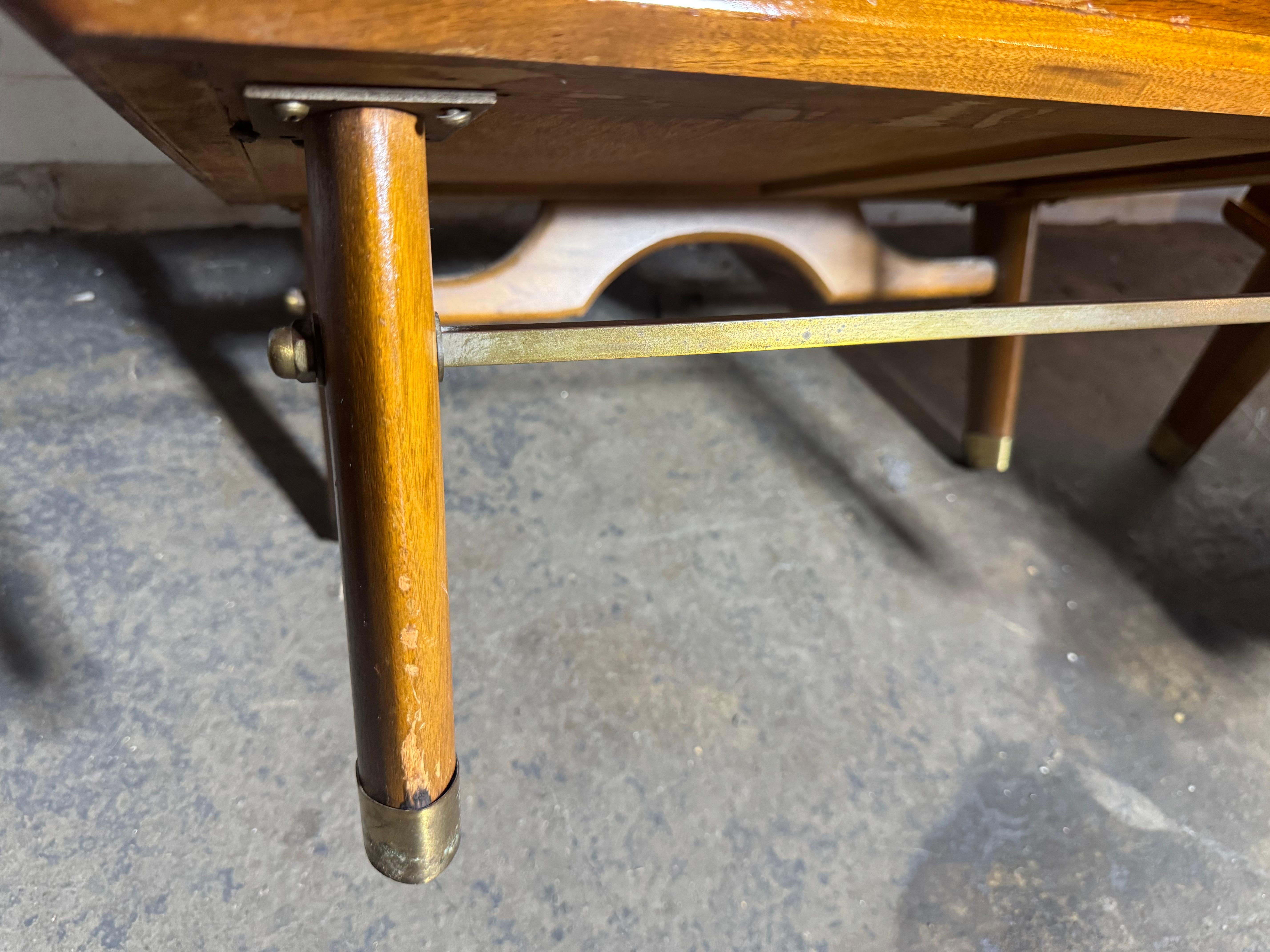 Comodini in legno di noce con cornice a sbalzo di United Furniture in vendita 7