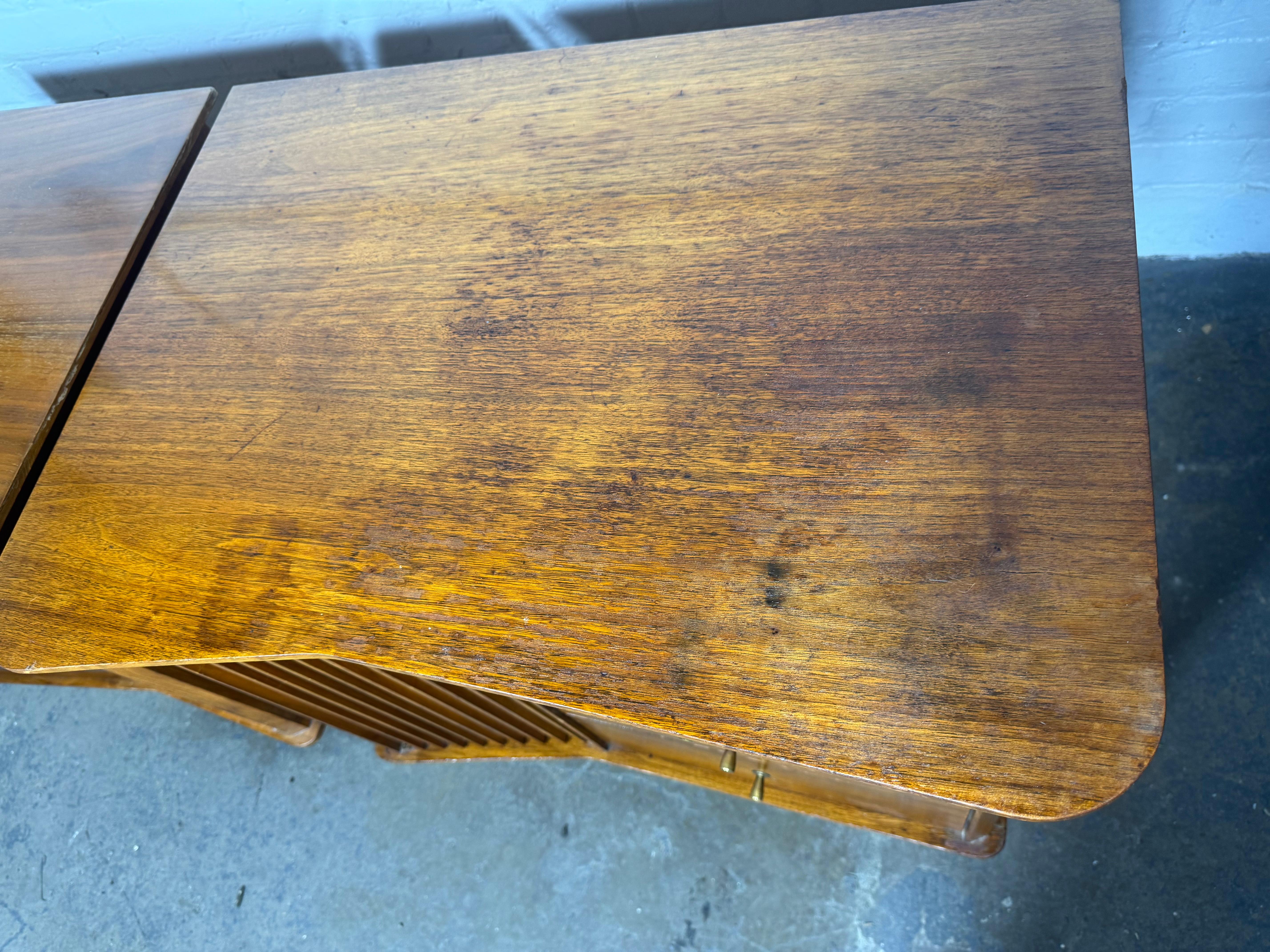 Comodini in legno di noce con cornice a sbalzo di United Furniture in vendita 8