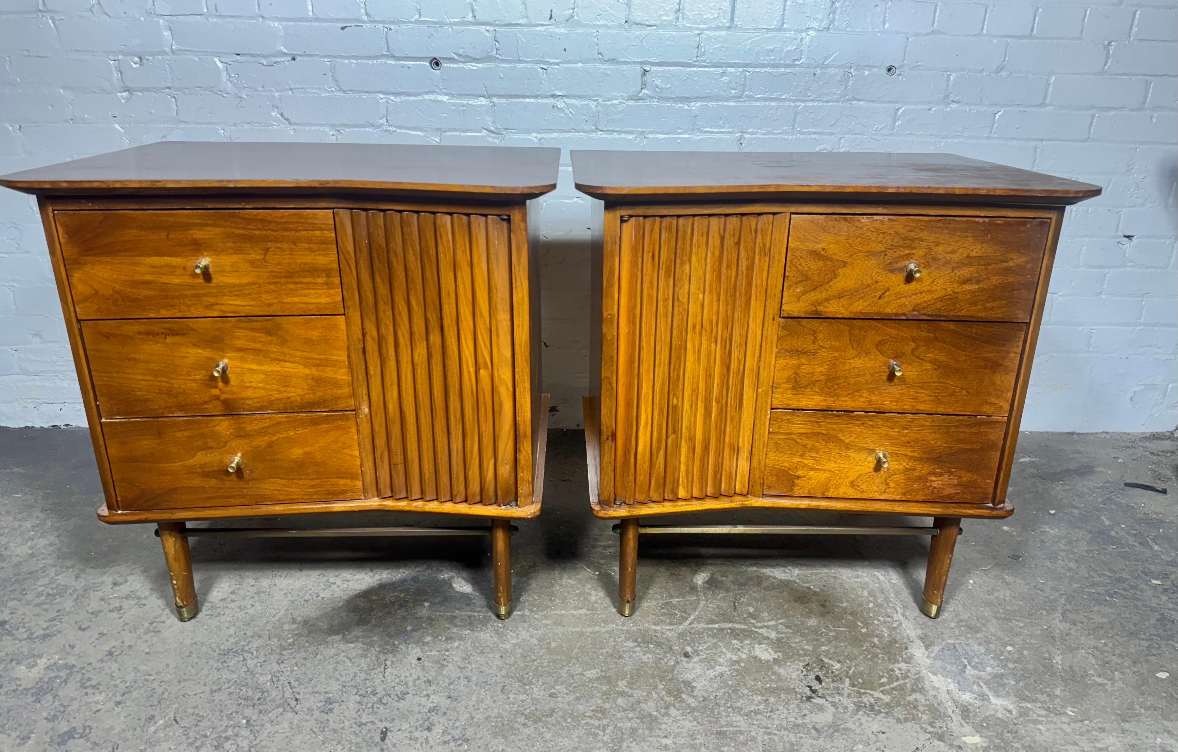 Stupefacente e insolita coppia di tavolini vintage a boomerang della metà del secolo scorso, realizzati dai maestri artigiani della United Furniture Corporation di Lexington, North Carolina! Questa coppia abbinata presenta piani asimmetrici