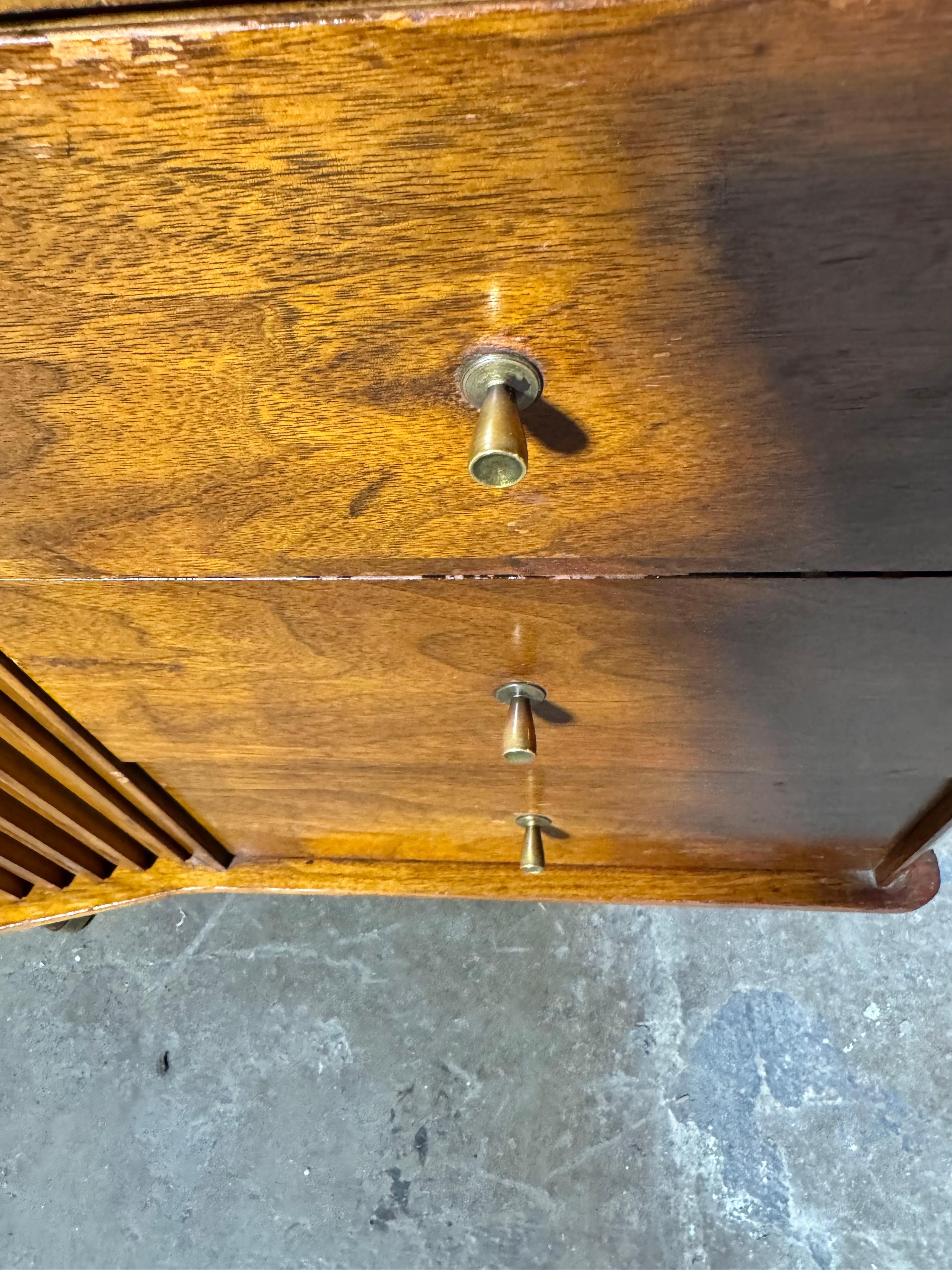 Mid-Century moderno Comodini in legno di noce con cornice a sbalzo di United Furniture in vendita