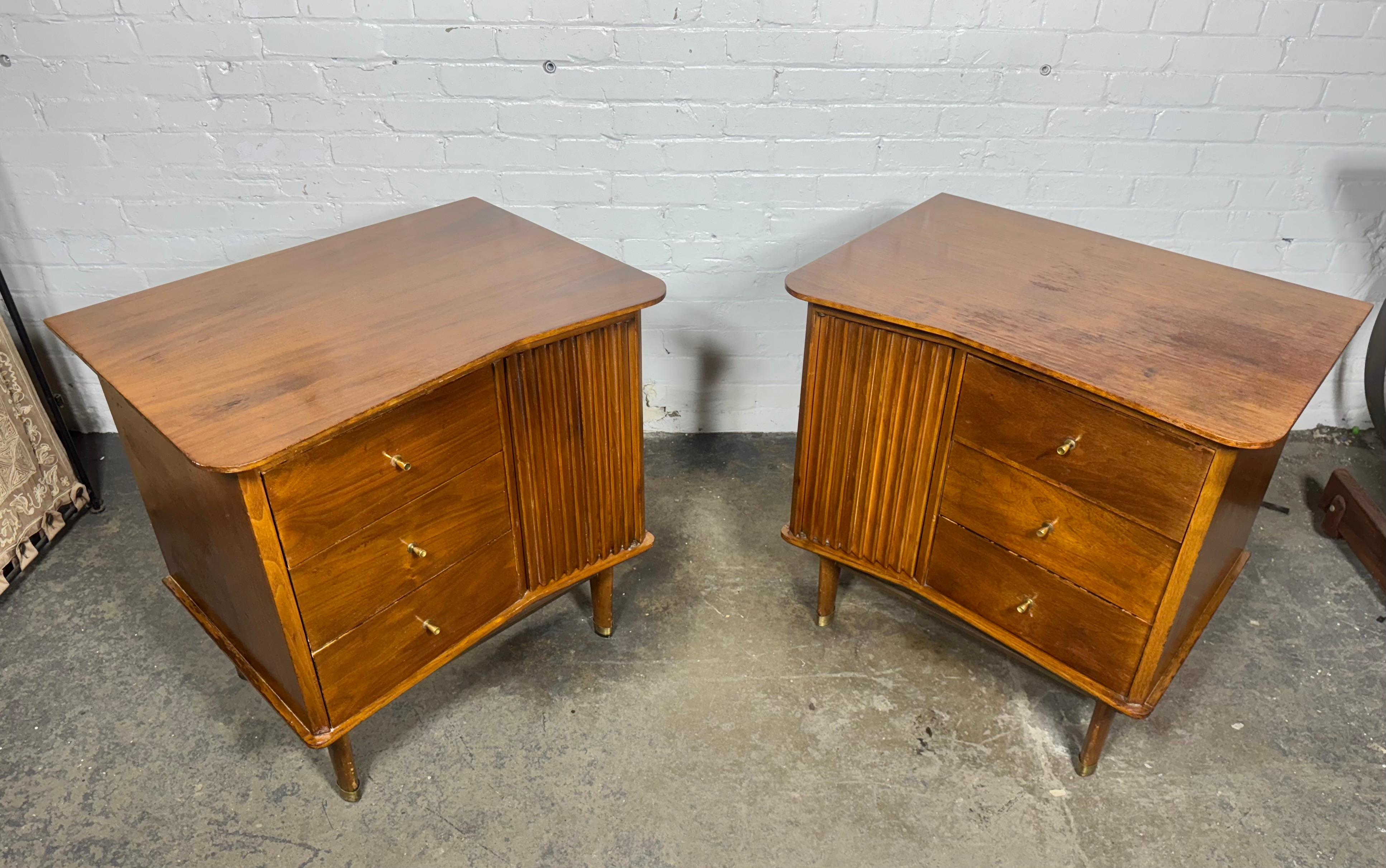 Americano Comodini in legno di noce con cornice a sbalzo di United Furniture in vendita