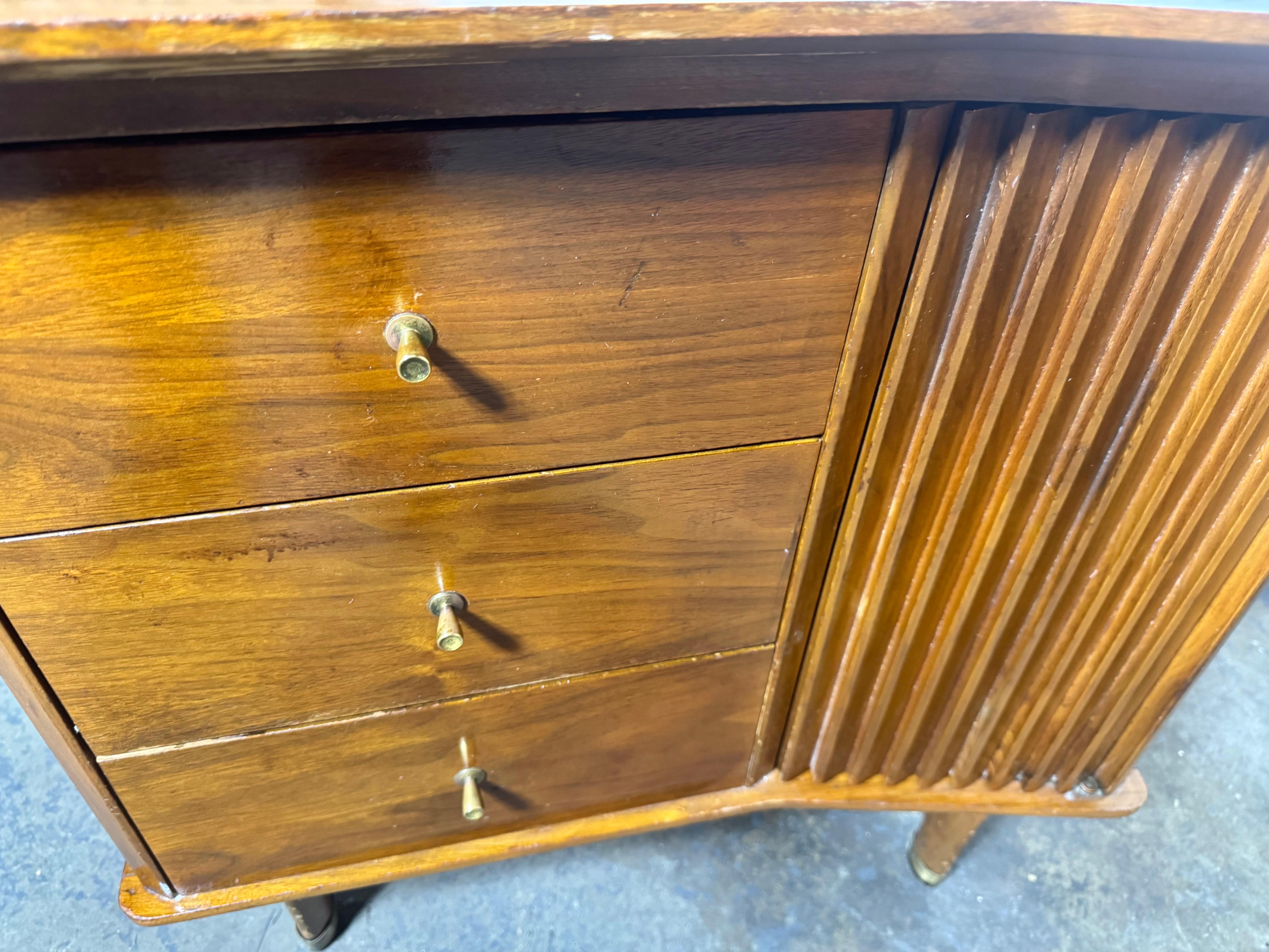Comodini in legno di noce con cornice a sbalzo di United Furniture In condizioni discrete in vendita a Buffalo, NY