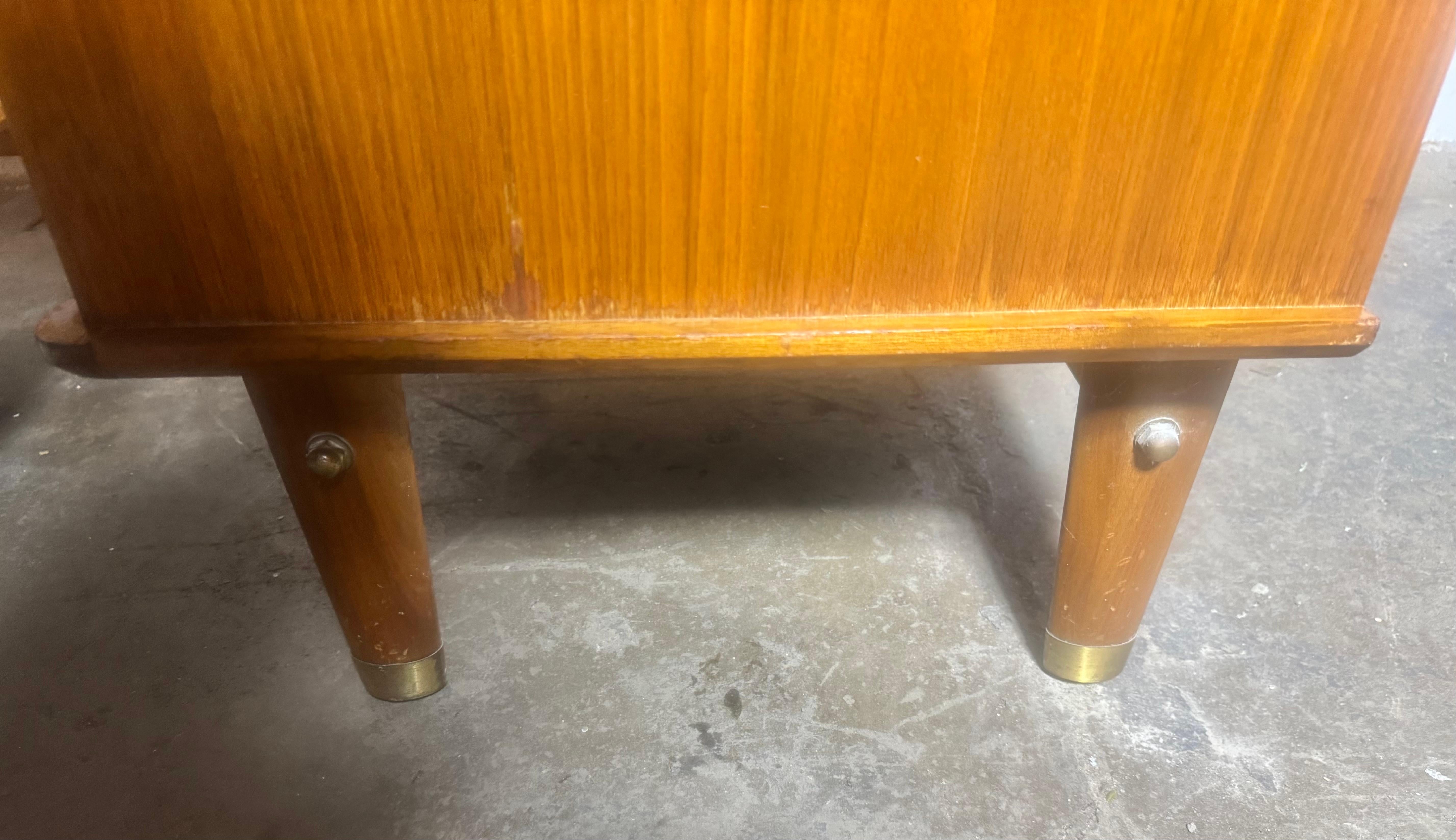 Metà XX secolo Comodini in legno di noce con cornice a sbalzo di United Furniture in vendita