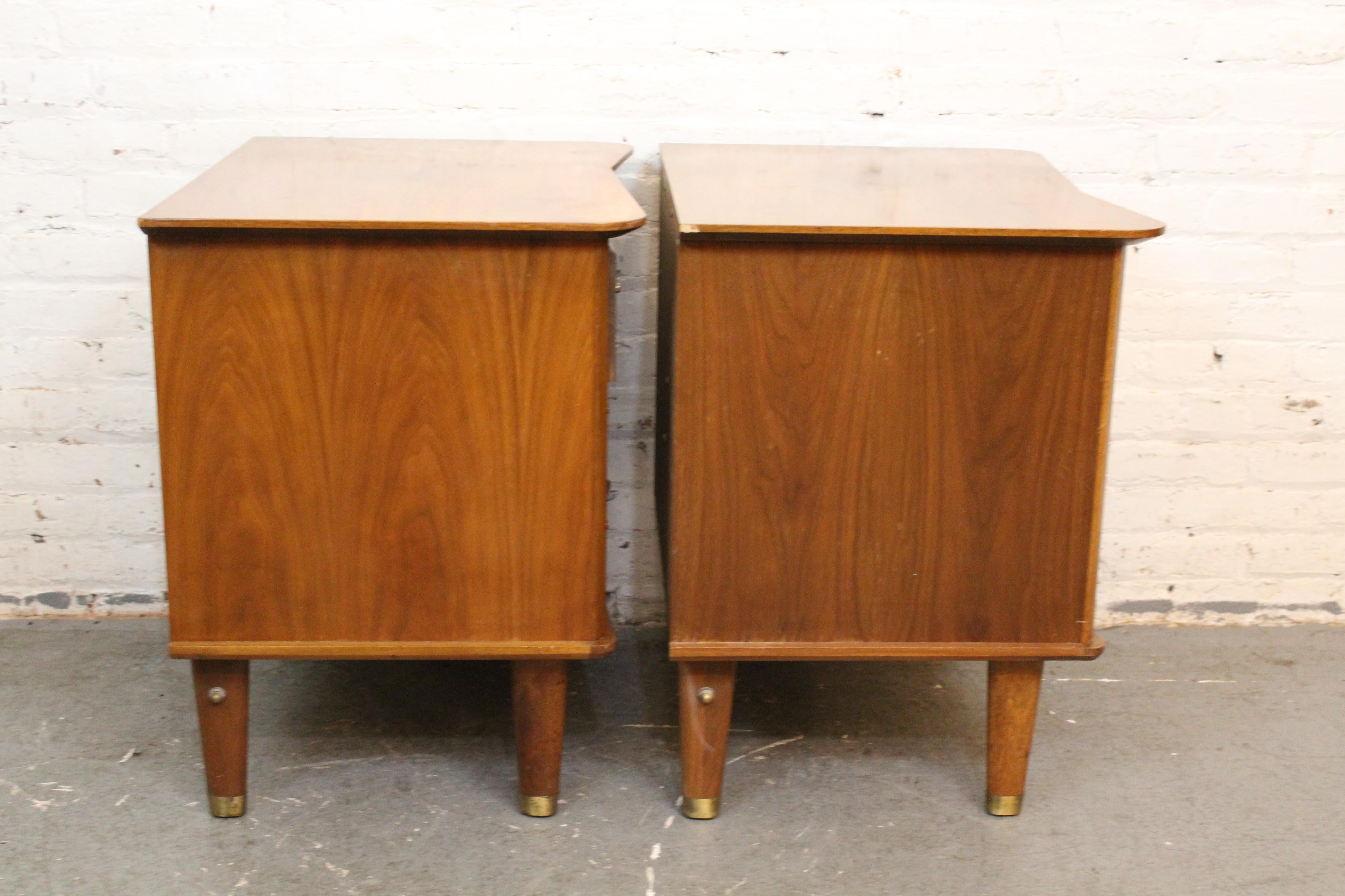Mid-Century Louvered Walnut Nightstands by United Furniture In Good Condition In Brooklyn, NY