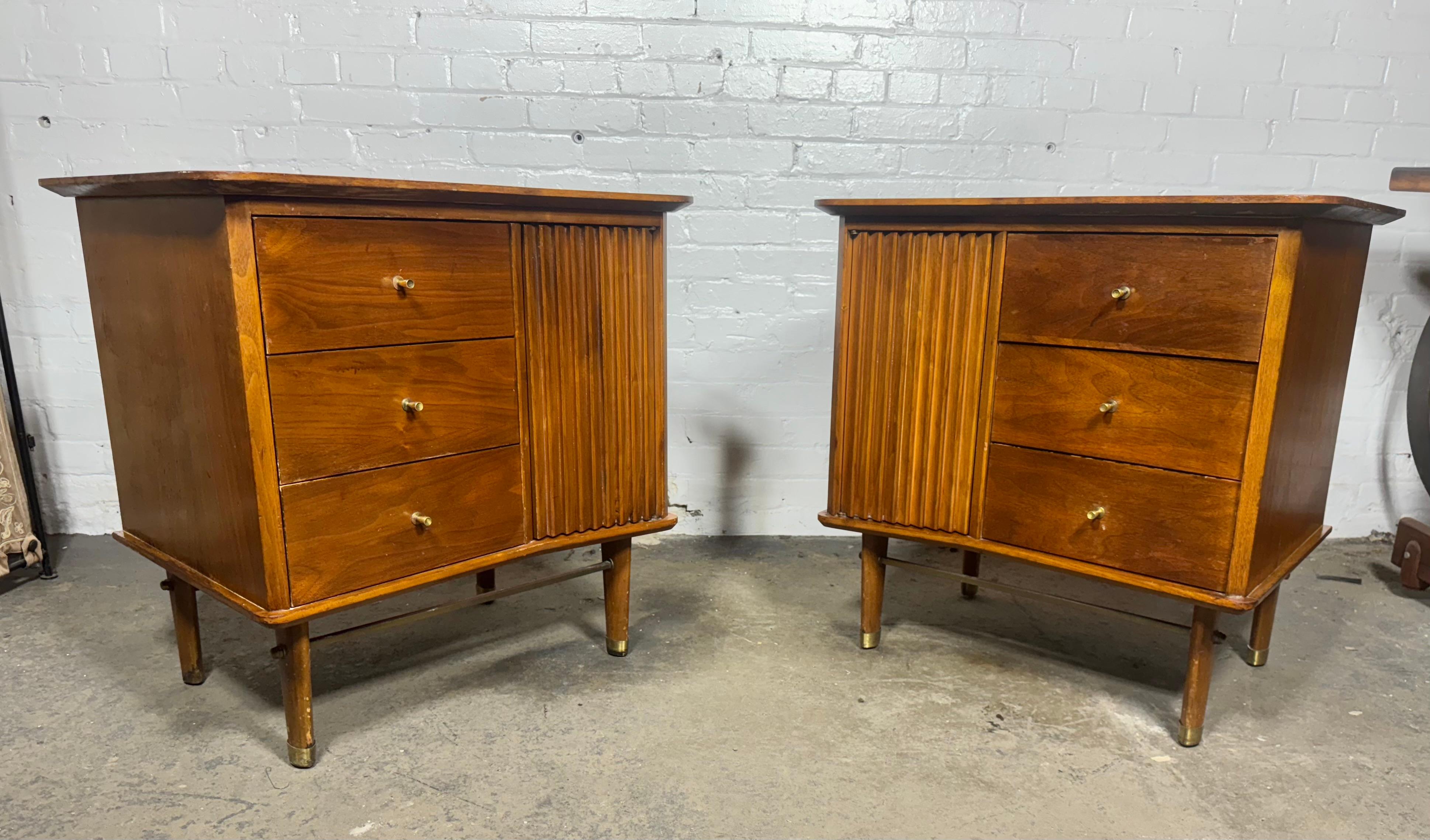 Ottone Comodini in legno di noce con cornice a sbalzo di United Furniture in vendita
