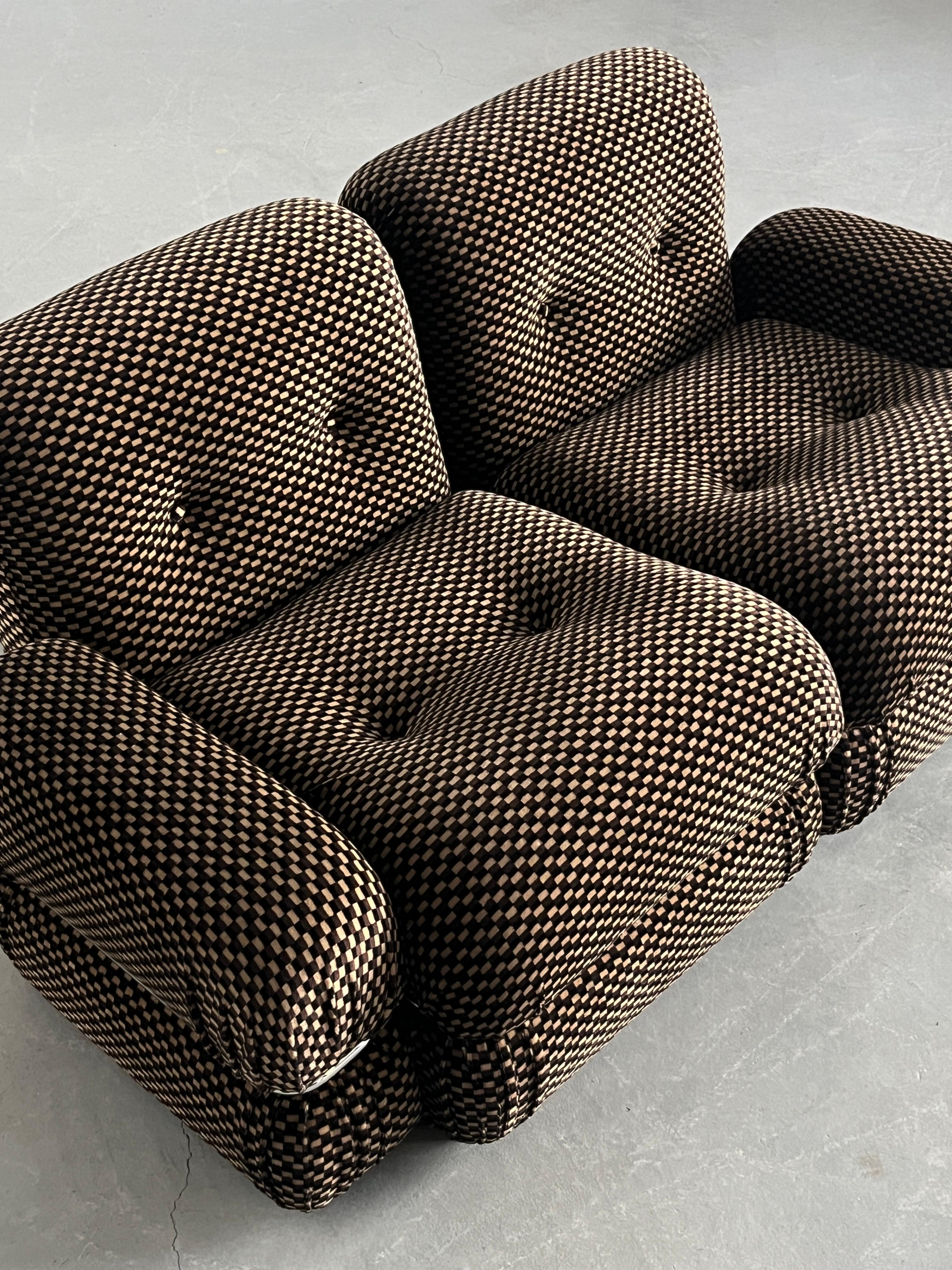 italien Causeuse du milieu du siècle en tissu à carreaux et acier chromé, Italie des années 1970 en vente