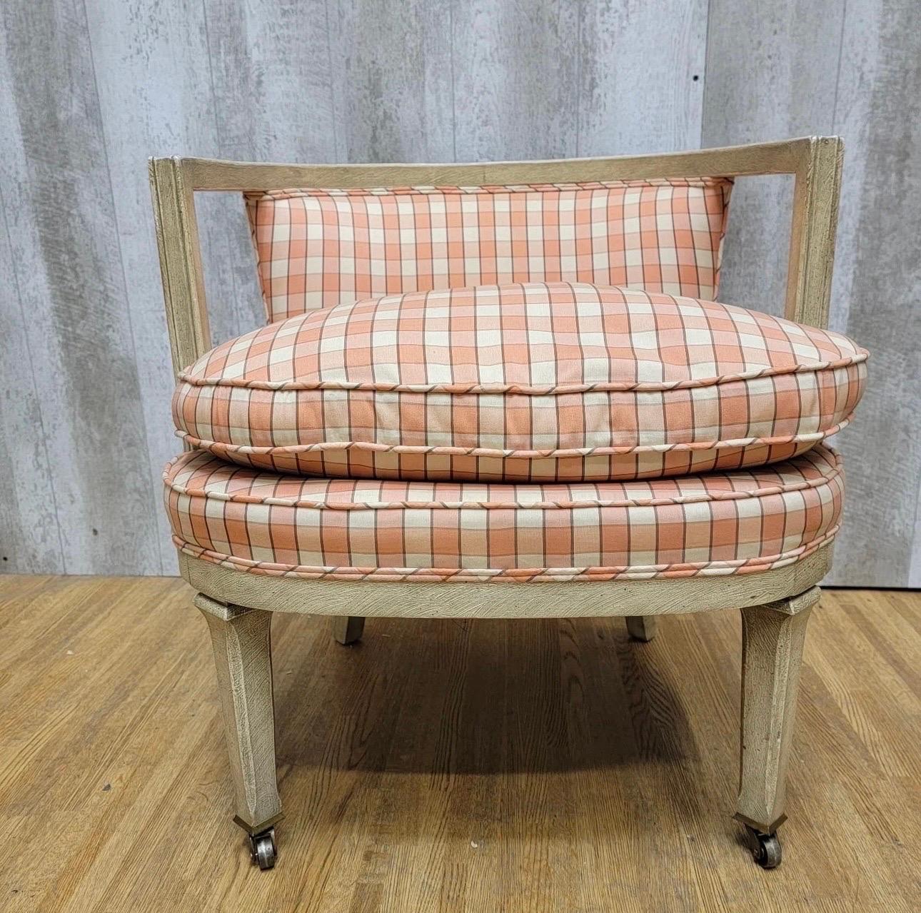 Mid Century Low Back Wood Frame Tub / Club Chairs - Paar (amerikanisch) im Angebot
