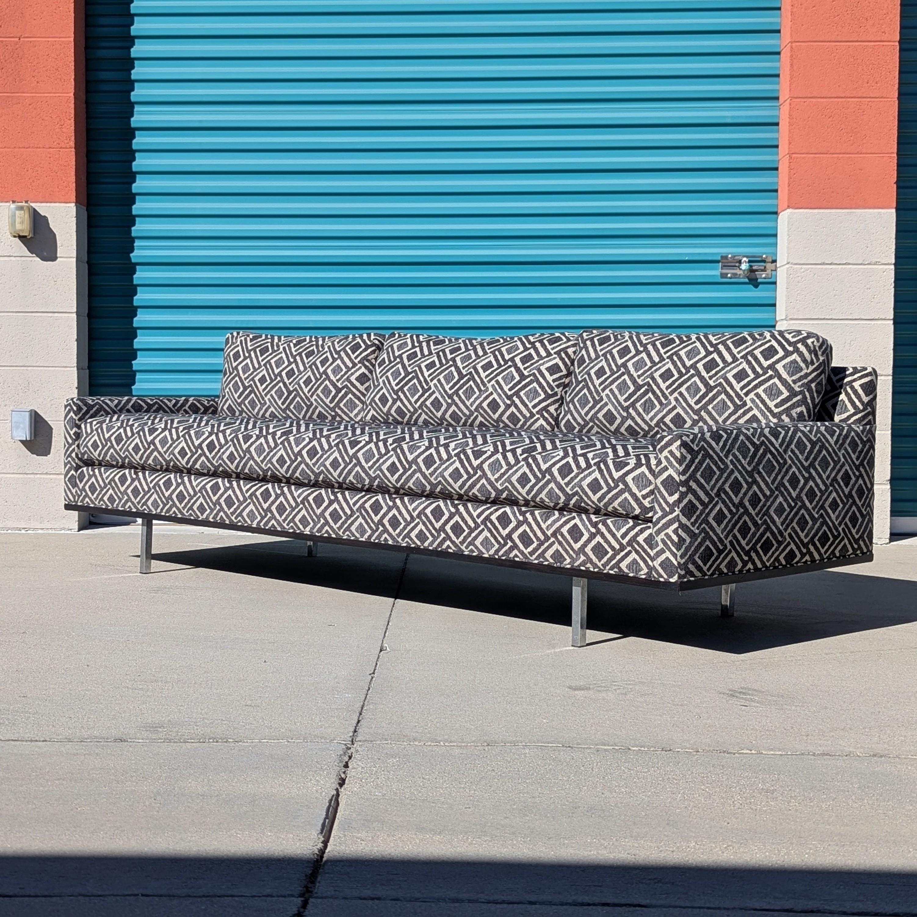 Découvrez un superbe canapé Vintage Mid Century Modern, inspiré du style iconique de Milo Baughman, circa 1970. Cette pièce exquise a été fraîchement retapissée dans un tissu vibrant du sud-ouest, offrant un mélange unique de design classique et de