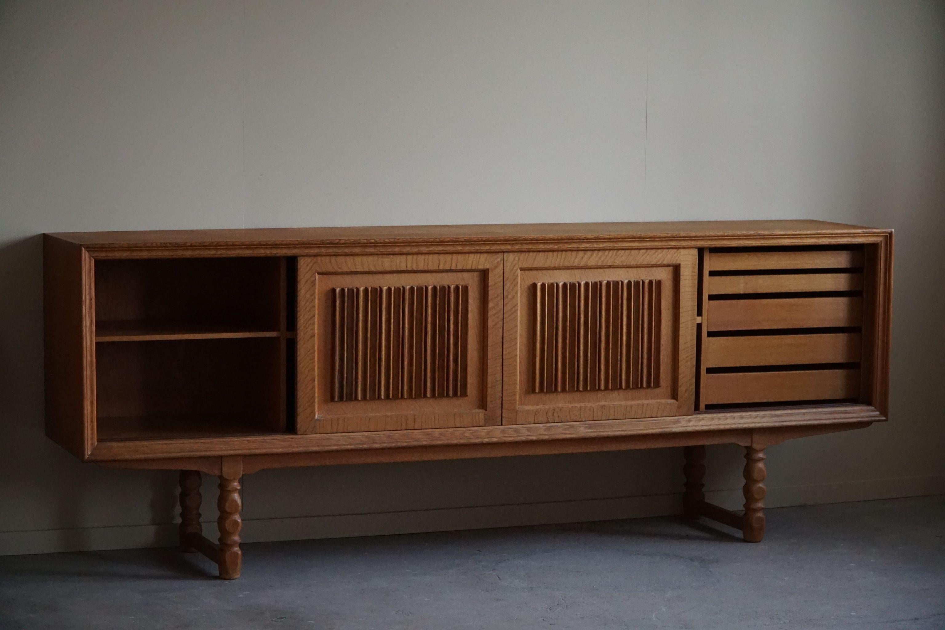 Mid Century Low Sculptural Sideboard in Oak, Made by a Danish Cabinetmaker, 1960 In Good Condition For Sale In Odense, DK