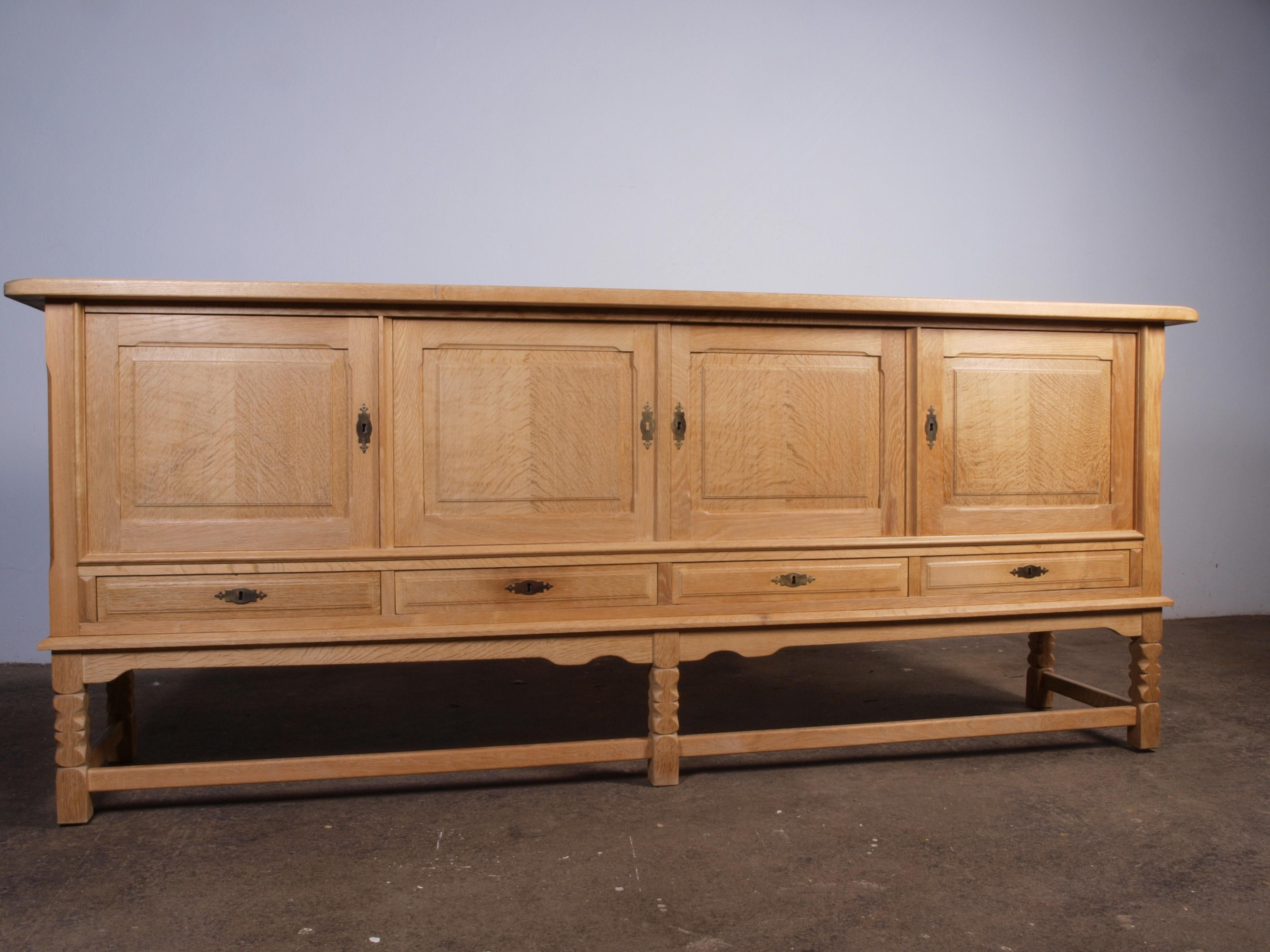 Niedriges Sideboard aus Eiche, dänischer Stil von Henning Kjærnulf, 1960, Mitte des Jahrhunderts im Angebot 9