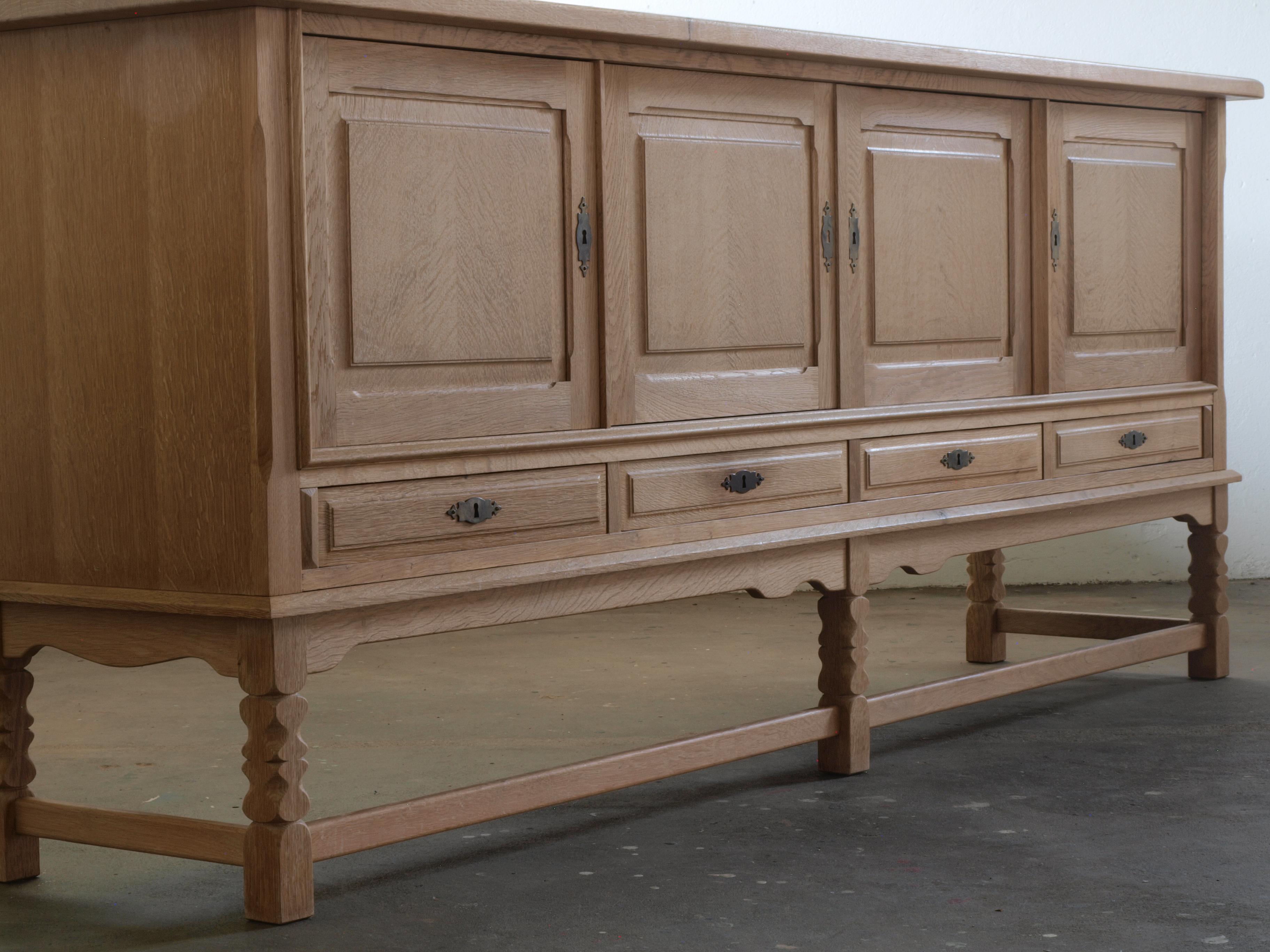 Mid-Century Low Sideboard Cabinet in Oak, Danish style of Henning Kjærnulf, 1960 For Sale 1
