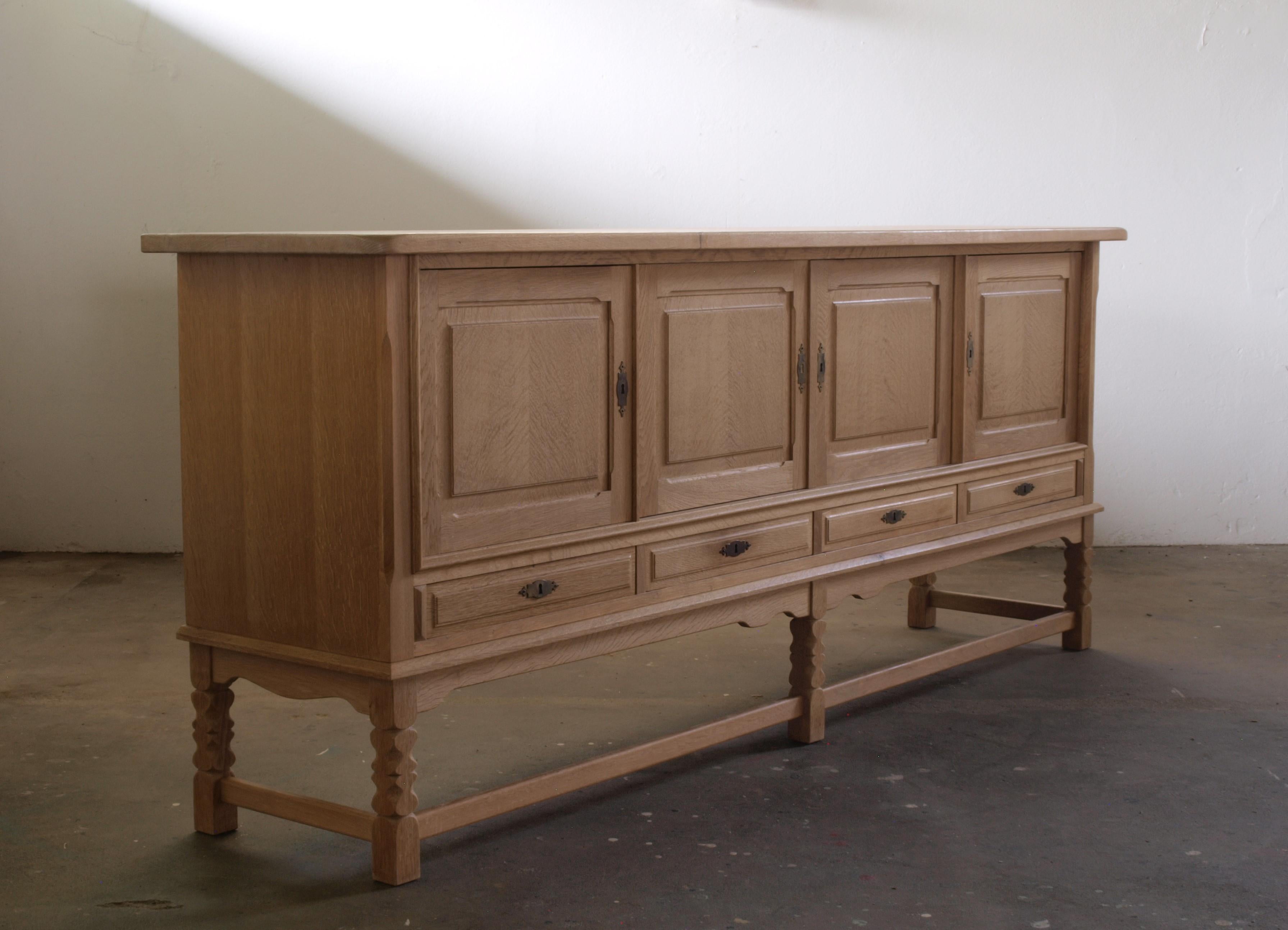 Mid-Century Low Sideboard Cabinet in Oak, Danish style of Henning Kjærnulf, 1960 For Sale 2