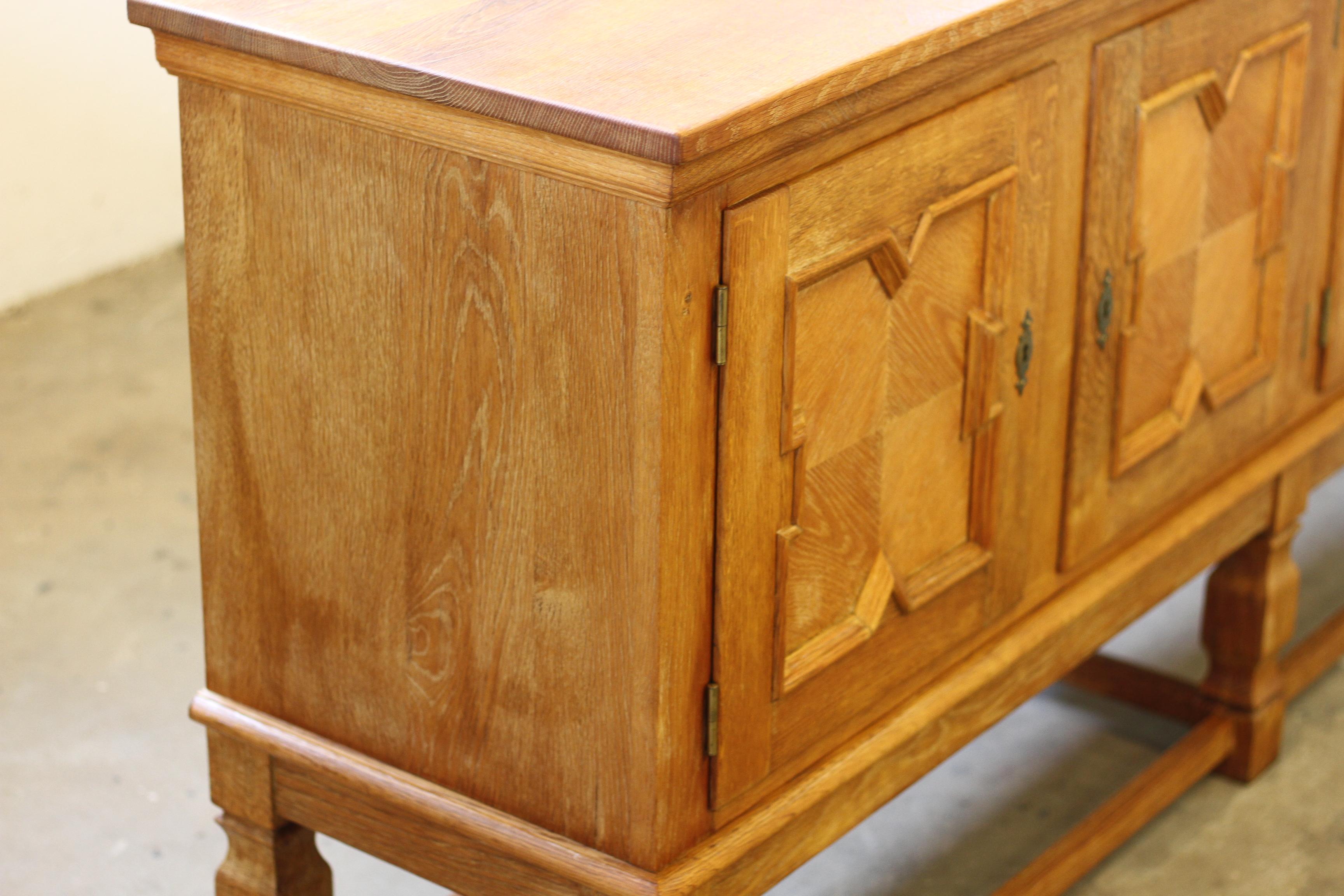 Credenza bassa di metà secolo, mobile in Oak nello stile di Henning Kjærnulf, 1960 in vendita 3