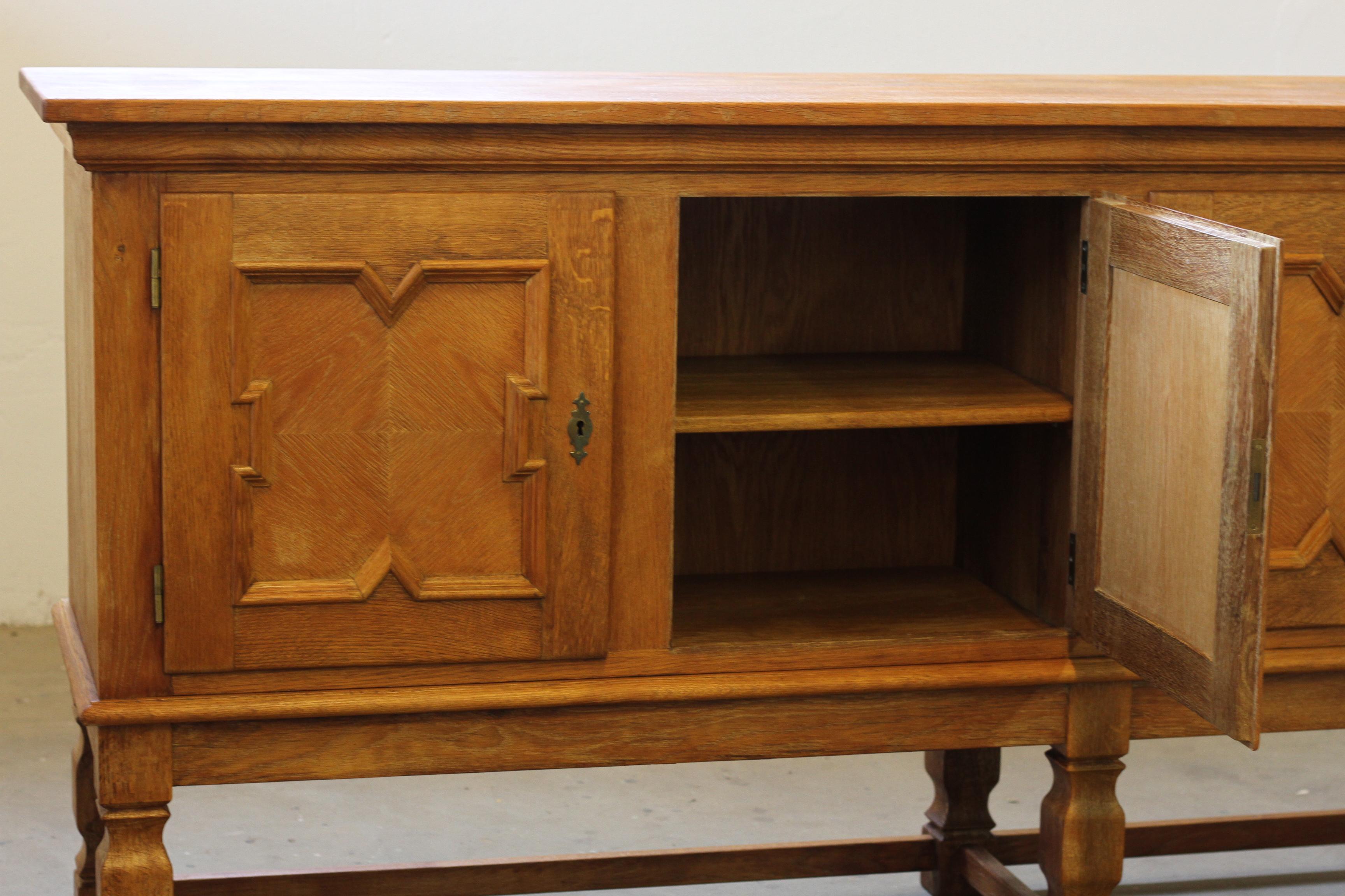 Credenza bassa di metà secolo, mobile in Oak nello stile di Henning Kjærnulf, 1960 in vendita 6