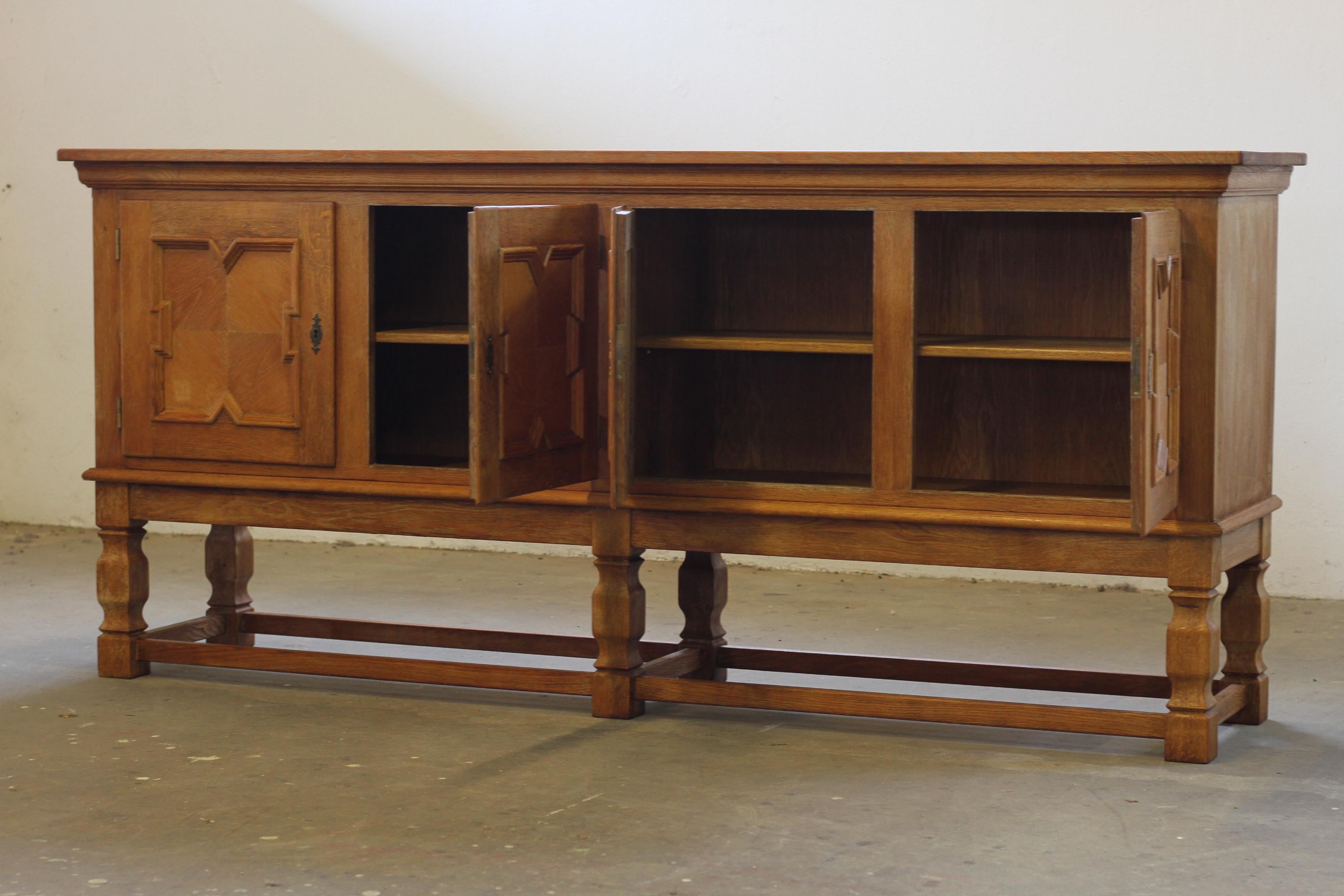 Credenza bassa di metà secolo, mobile in Oak nello stile di Henning Kjærnulf, 1960 in vendita 8