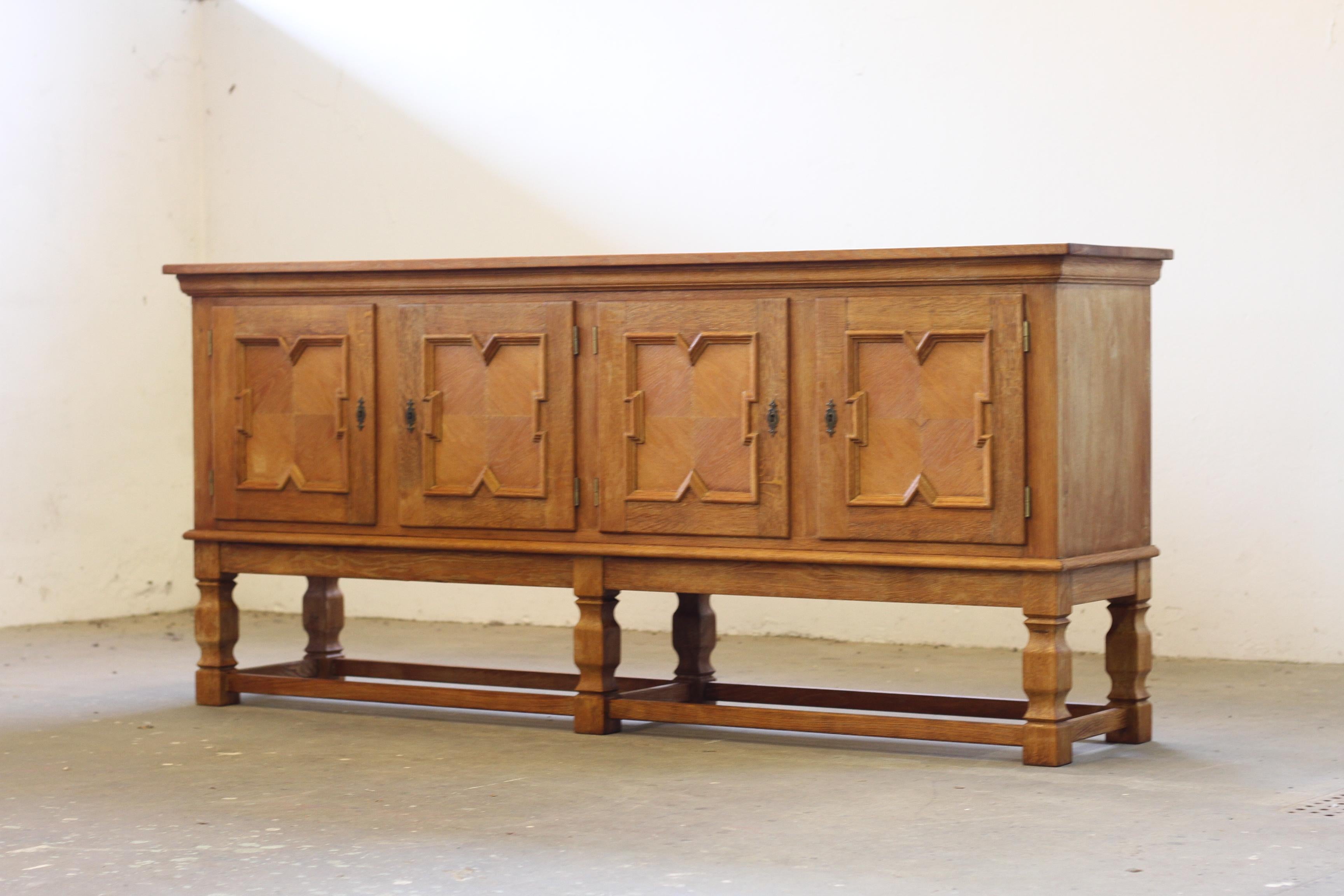 Barocco Credenza bassa di metà secolo, mobile in Oak nello stile di Henning Kjærnulf, 1960 in vendita