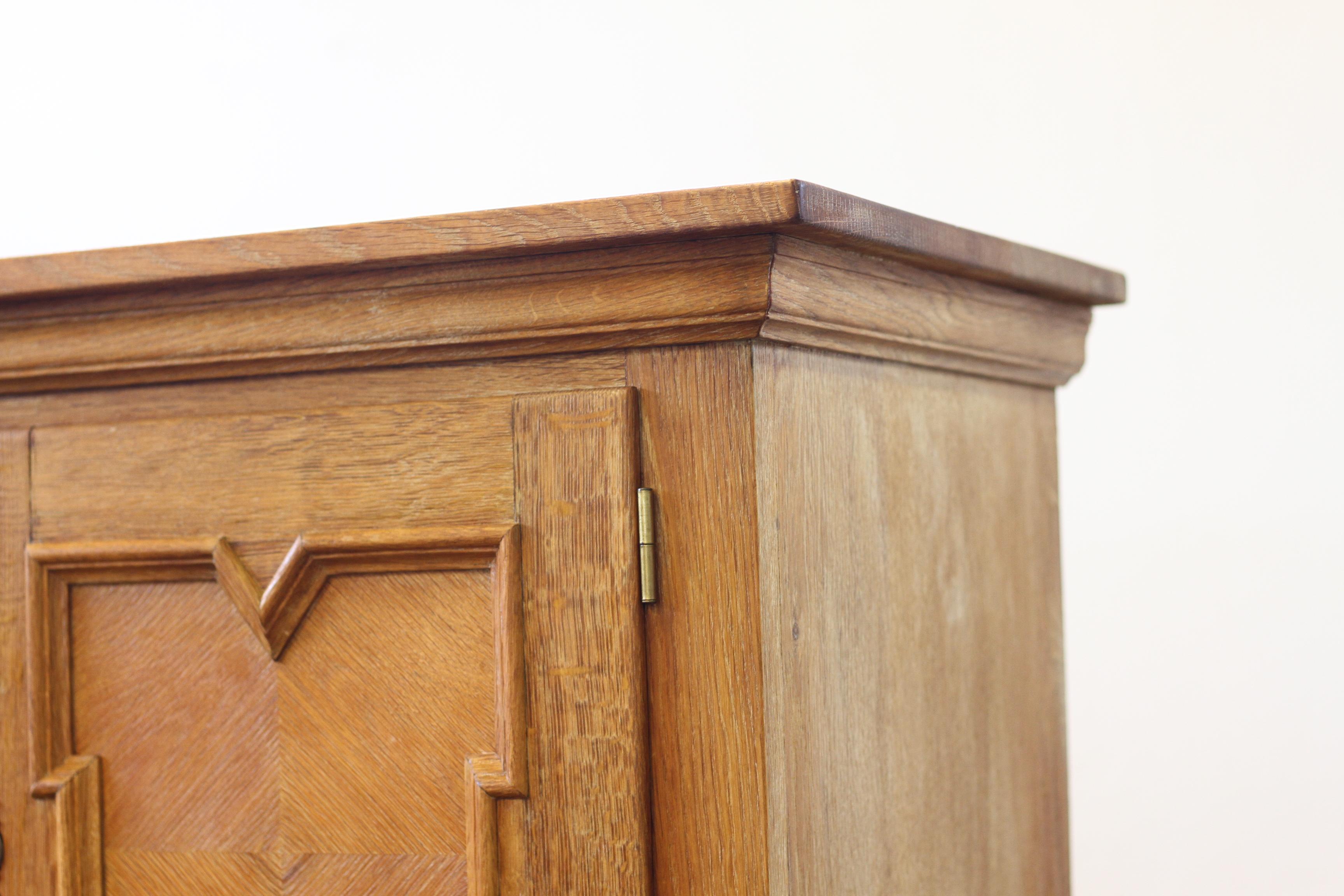 Credenza bassa di metà secolo, mobile in Oak nello stile di Henning Kjærnulf, 1960 In condizioni buone in vendita a Store Heddinge, DK