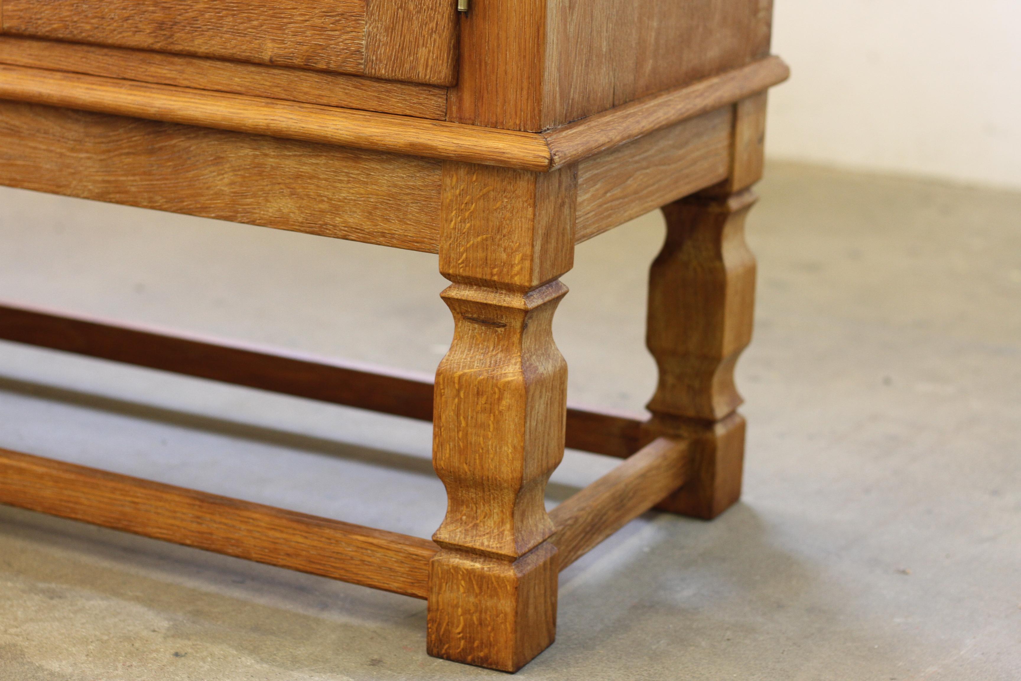 Metà XX secolo Credenza bassa di metà secolo, mobile in Oak nello stile di Henning Kjærnulf, 1960 in vendita