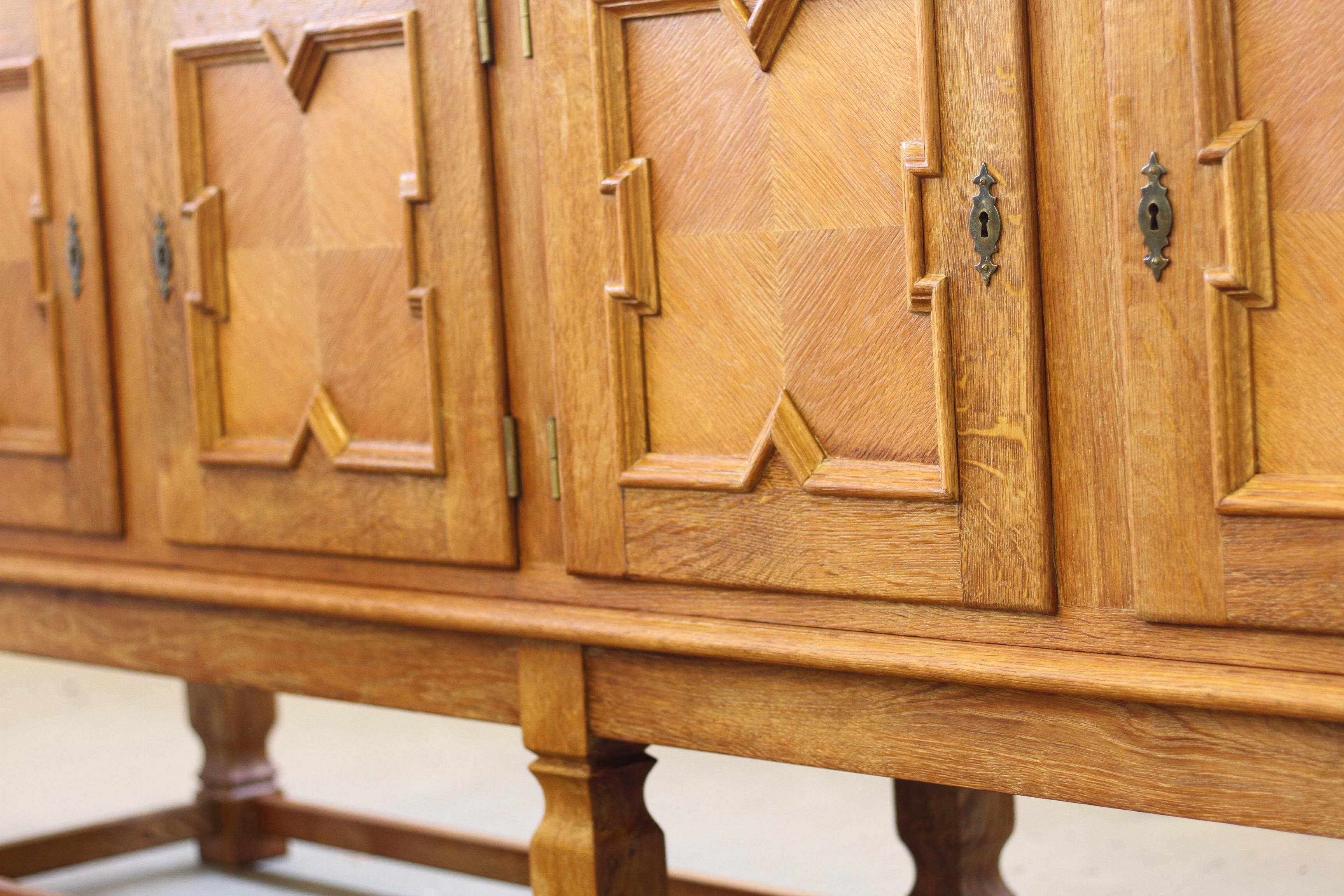 Ottone Credenza bassa di metà secolo, mobile in Oak nello stile di Henning Kjærnulf, 1960 in vendita