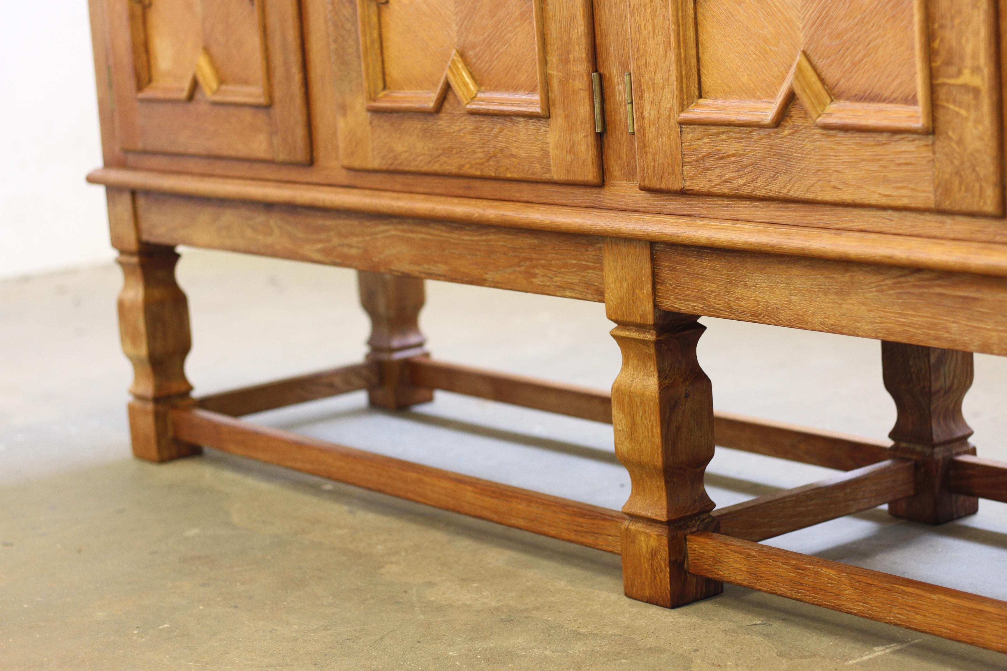 Credenza bassa di metà secolo, mobile in Oak nello stile di Henning Kjærnulf, 1960 in vendita 1