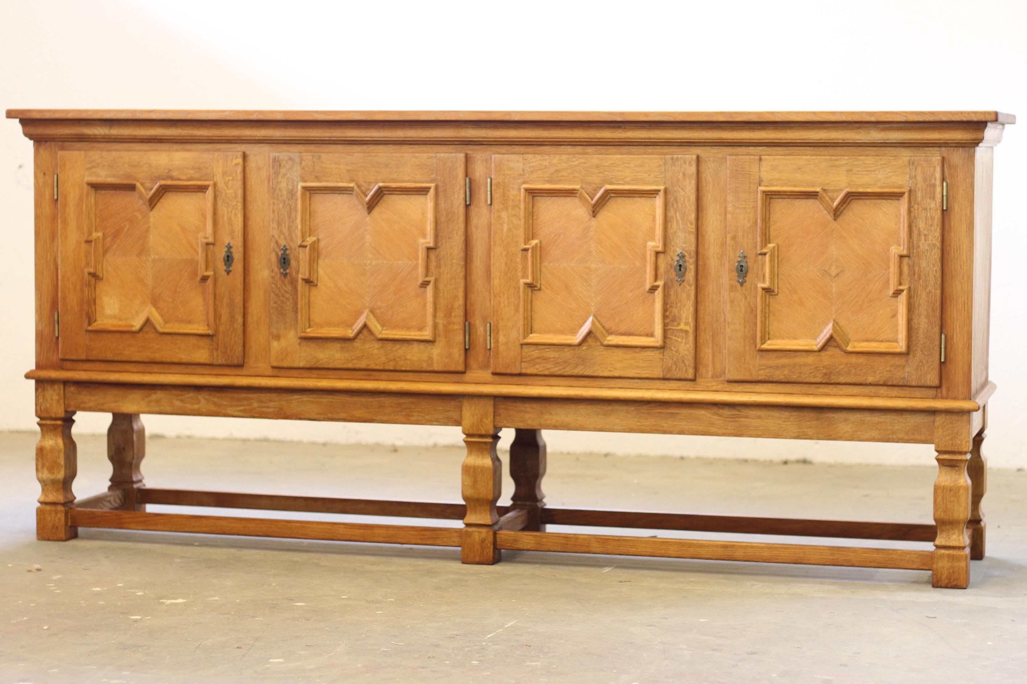 Credenza bassa di metà secolo, mobile in Oak nello stile di Henning Kjærnulf, 1960 in vendita 2